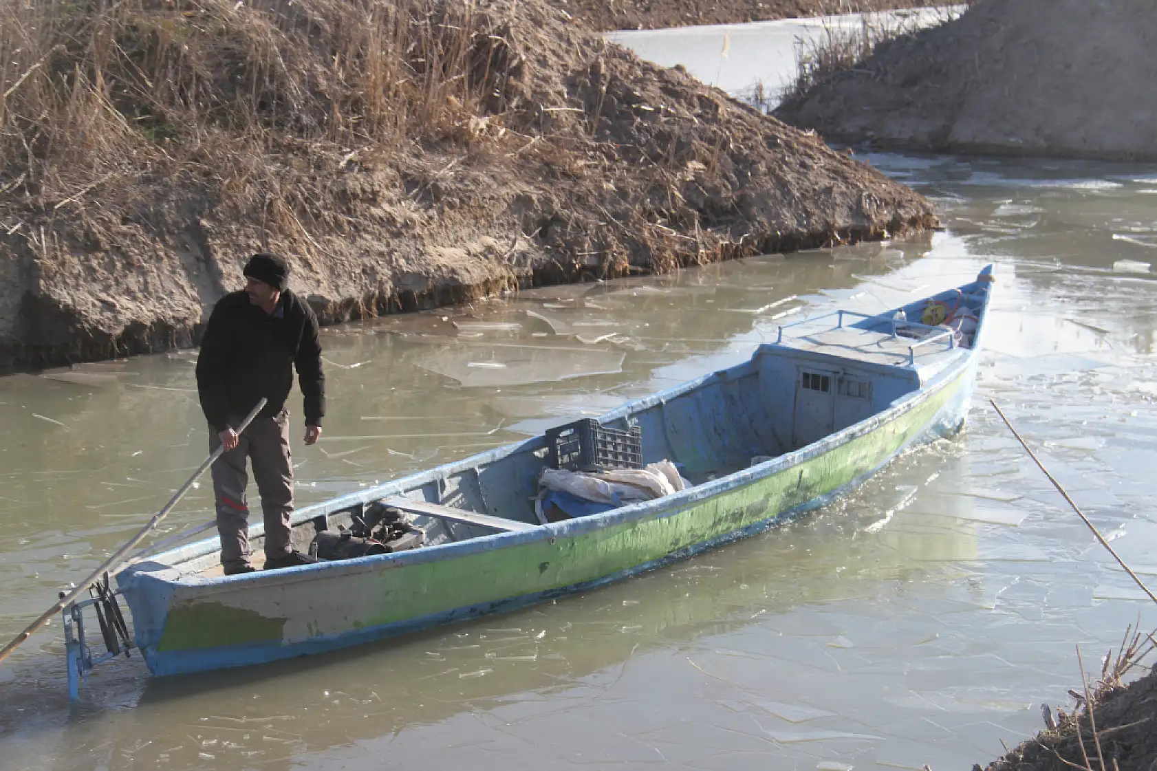 Ayaz vurdu, göl dondu: Beyşehir'de balıkçıda kuşta zorda