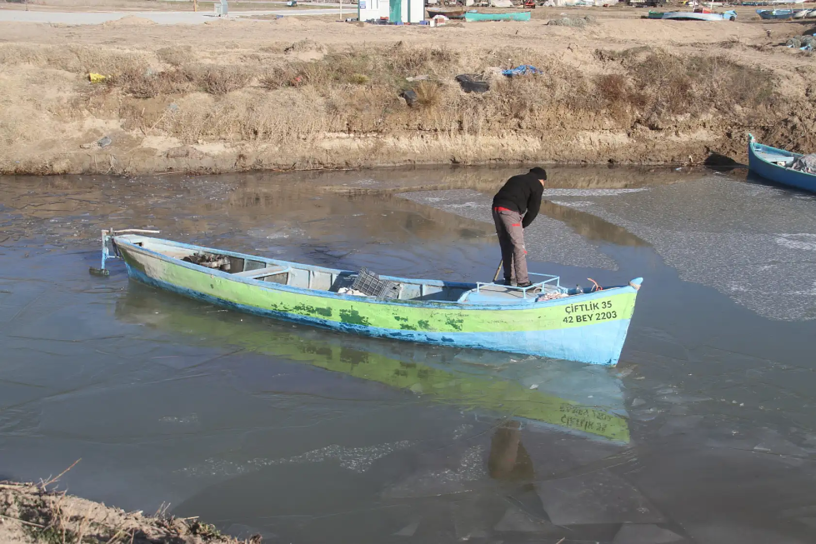 Ayaz vurdu, göl dondu: Beyşehir'de balıkçıda kuşta zorda
