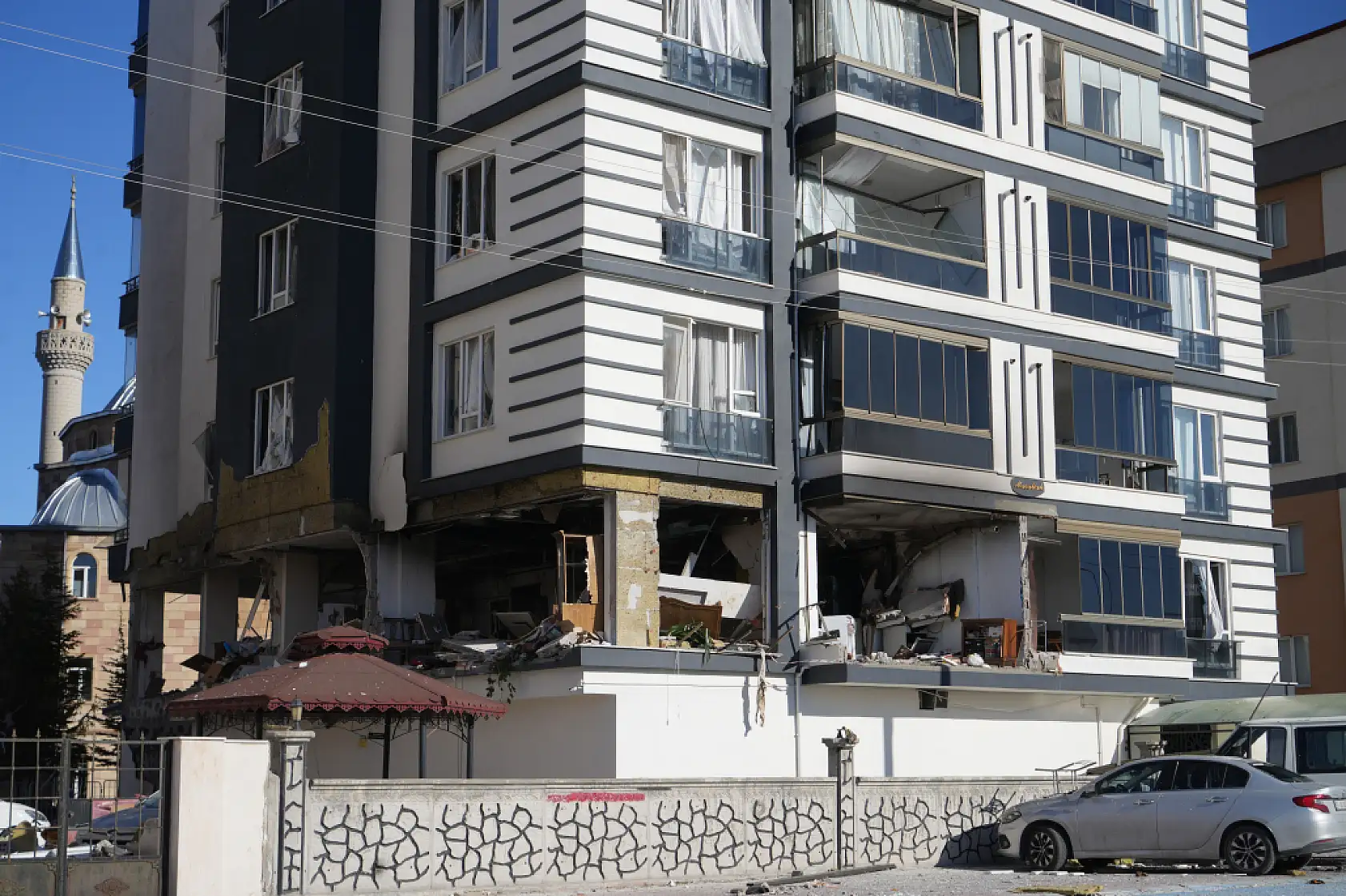 Selçuk Mahallesindeki patlamanın boyutu gün ağarınca ortaya çıktı