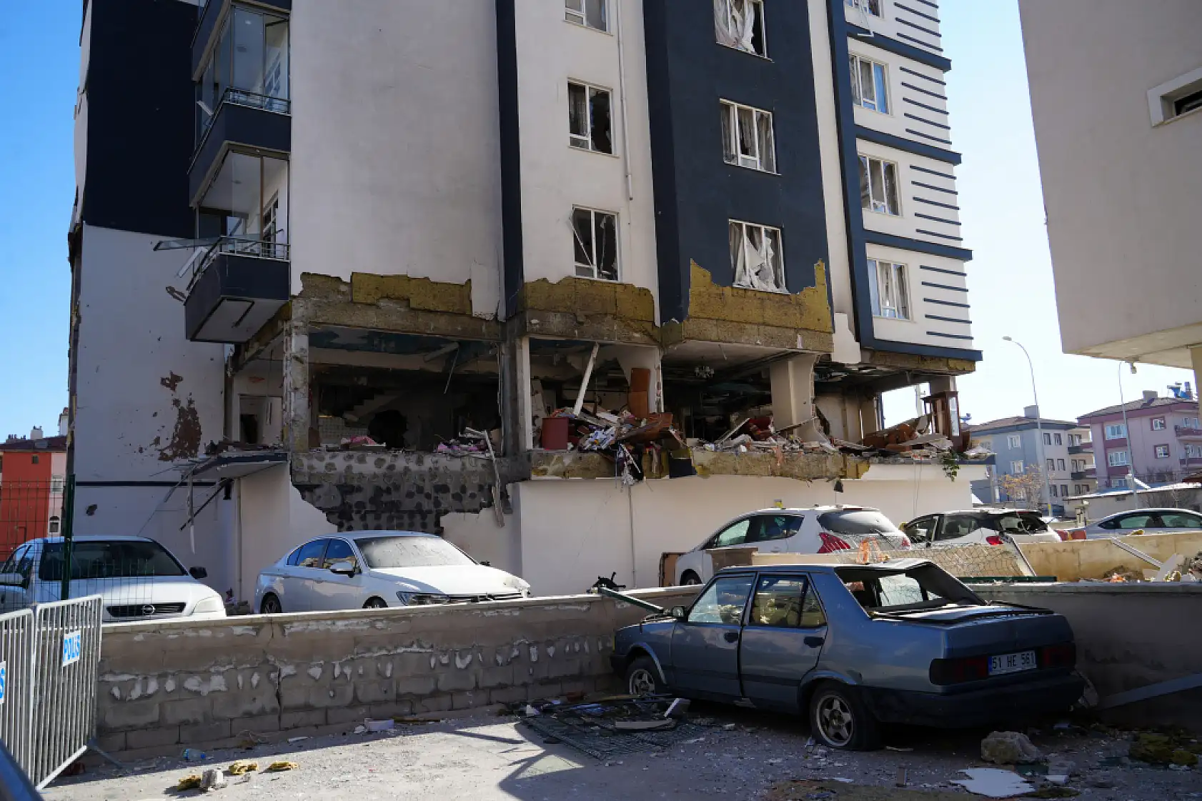Selçuk Mahallesindeki patlamanın boyutu gün ağarınca ortaya çıktı