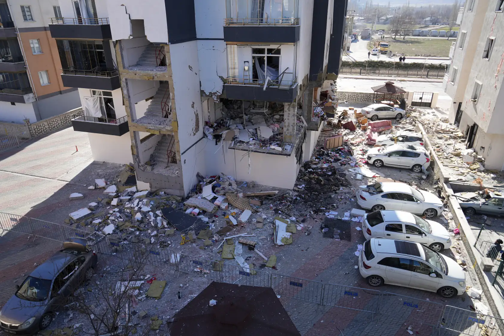 Selçuk Mahallesindeki patlamanın boyutu gün ağarınca ortaya çıktı