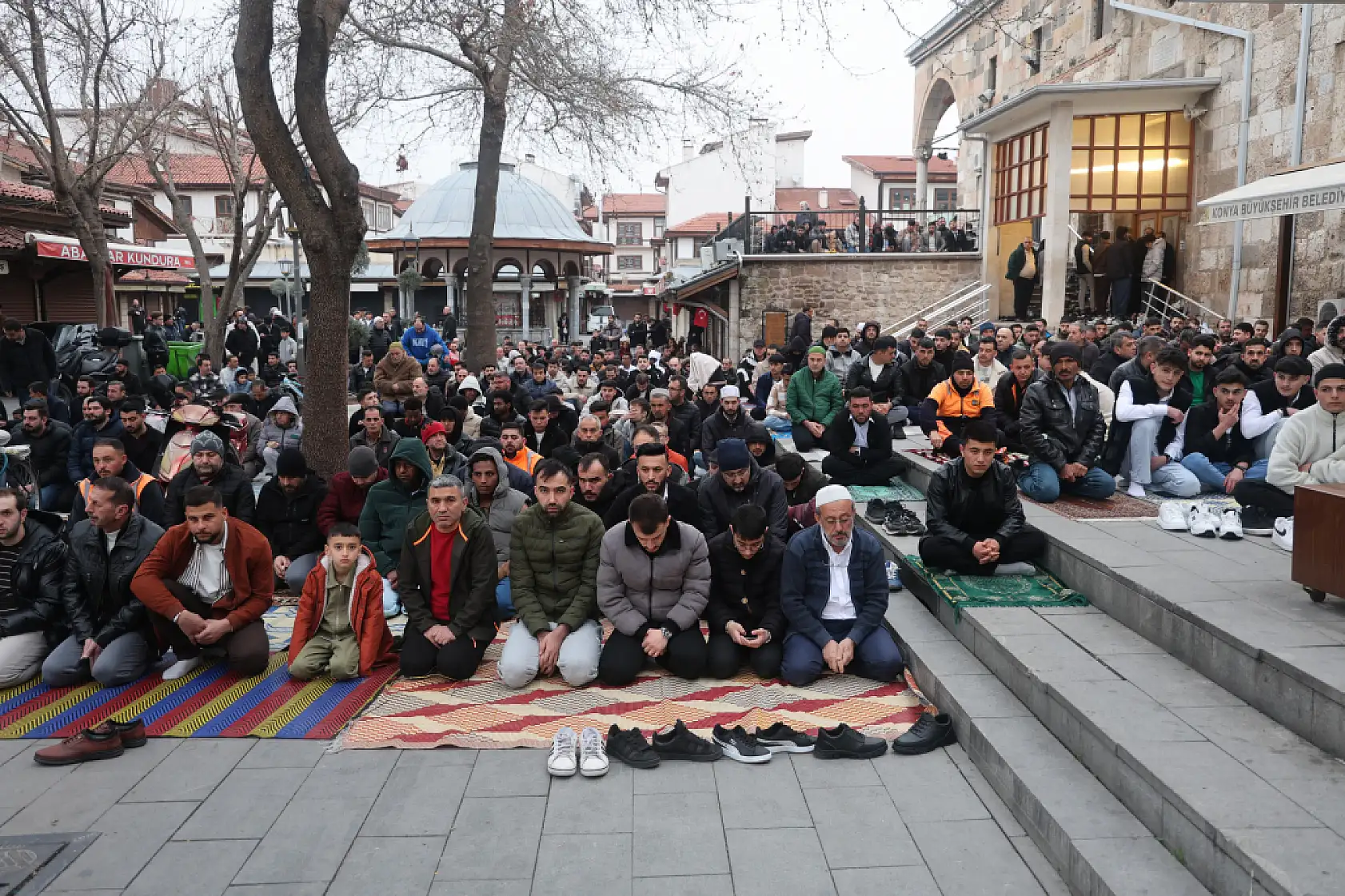 Konyalılar bayram namazında safları sıkı tuttu!