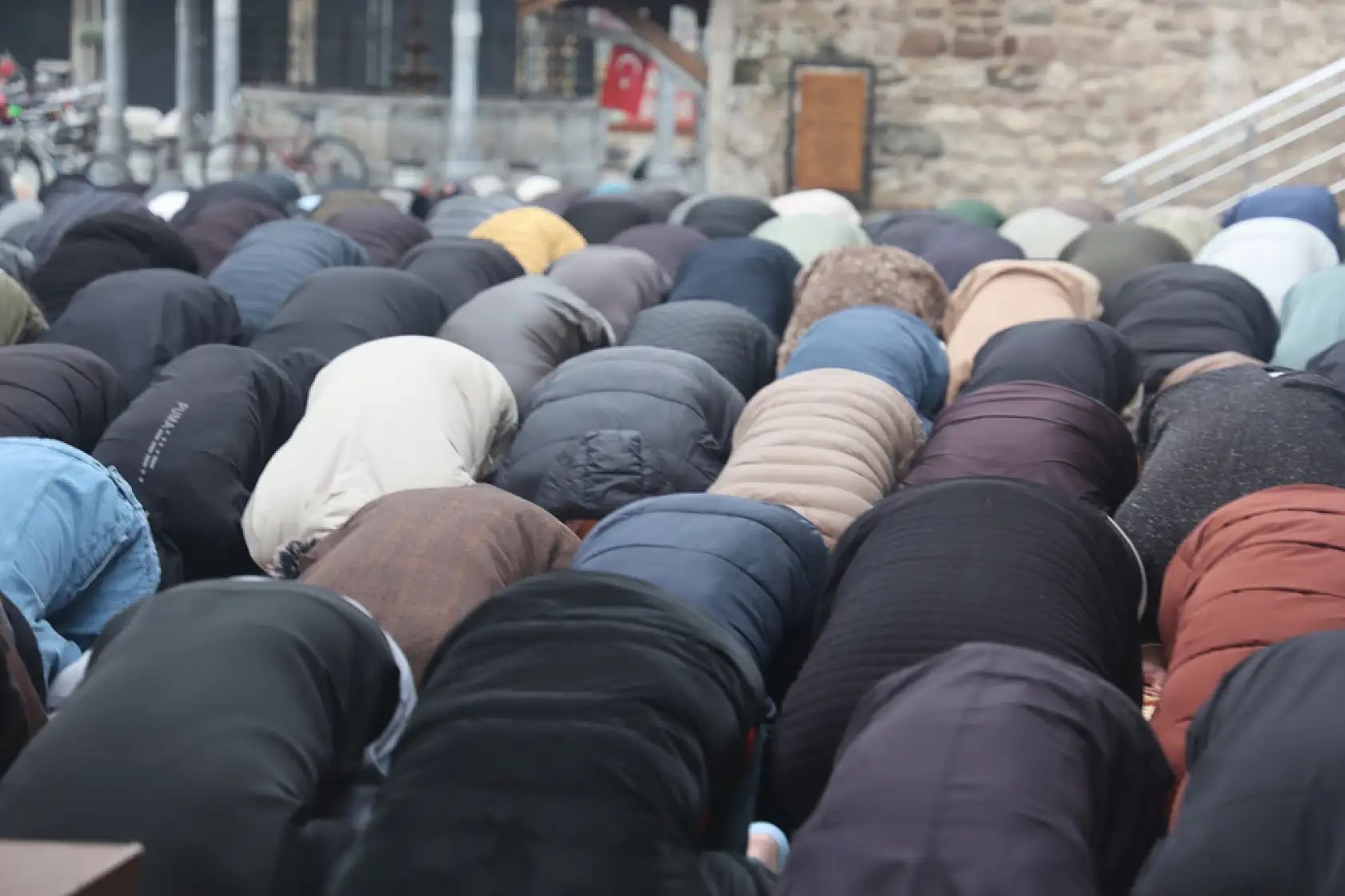 Konyalılar bayram namazında safları sıkı tuttu!