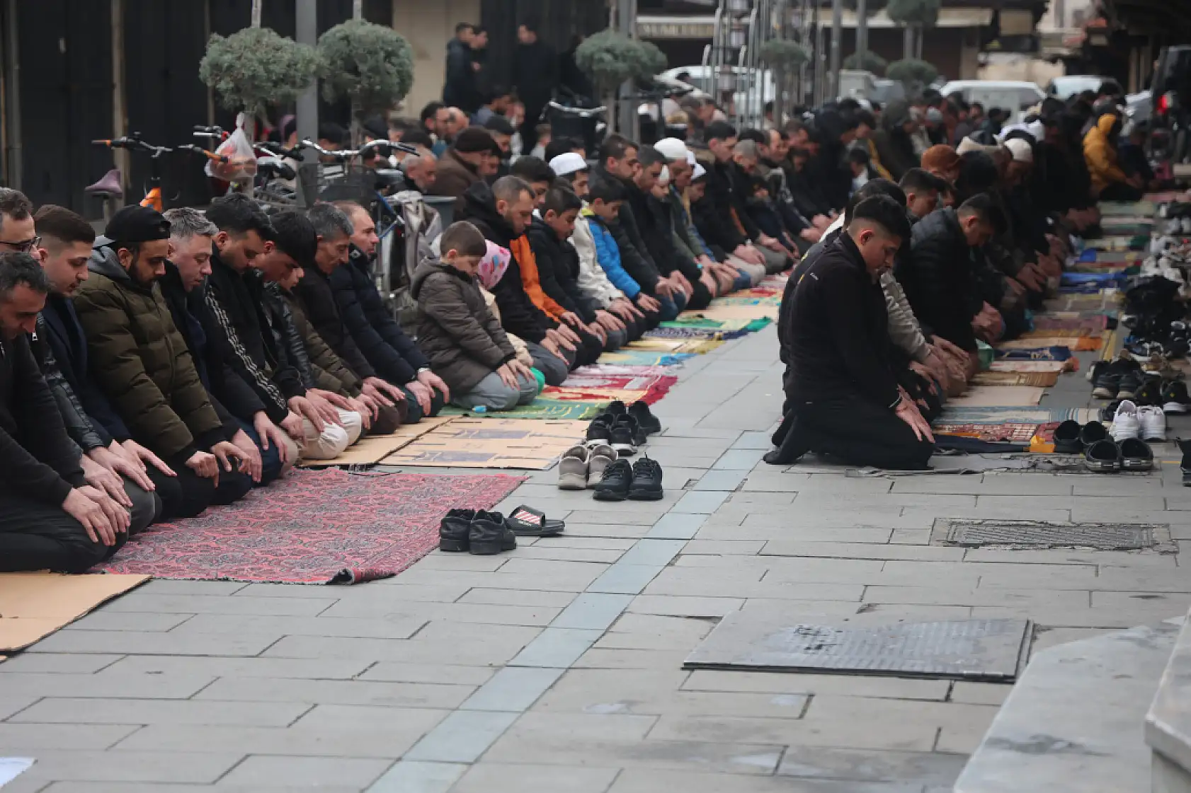 Konyalılar bayram namazında safları sıkı tuttu!