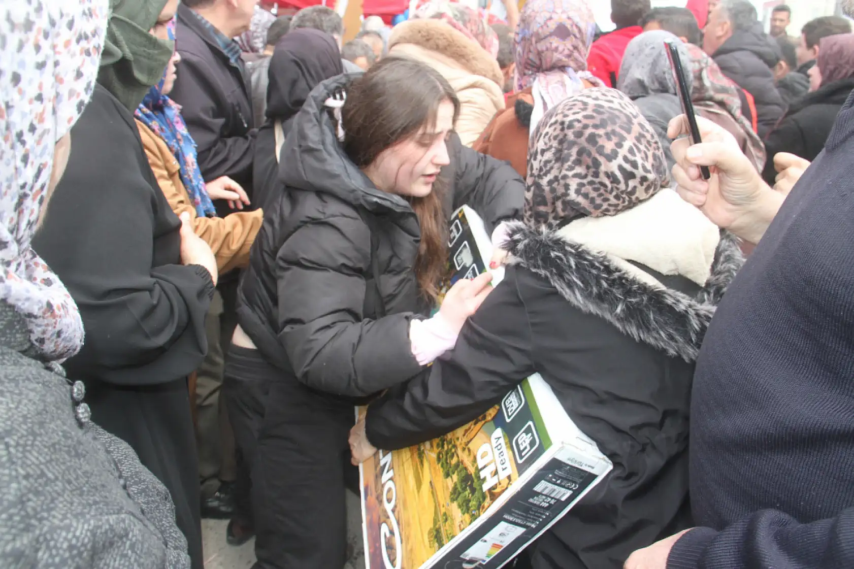 Konya'da ucuzluk savaşı! 6 binlik televizyon bin 750 liraya düşünce ortalık karıştı