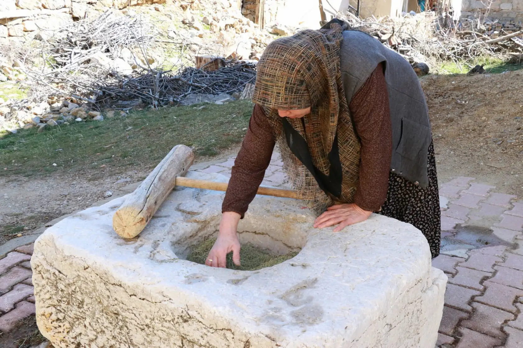 Konya'da 3 asırlık dibek geleneği sürüyor: Tokmak sesleri geçmişi bugüne taşıyor