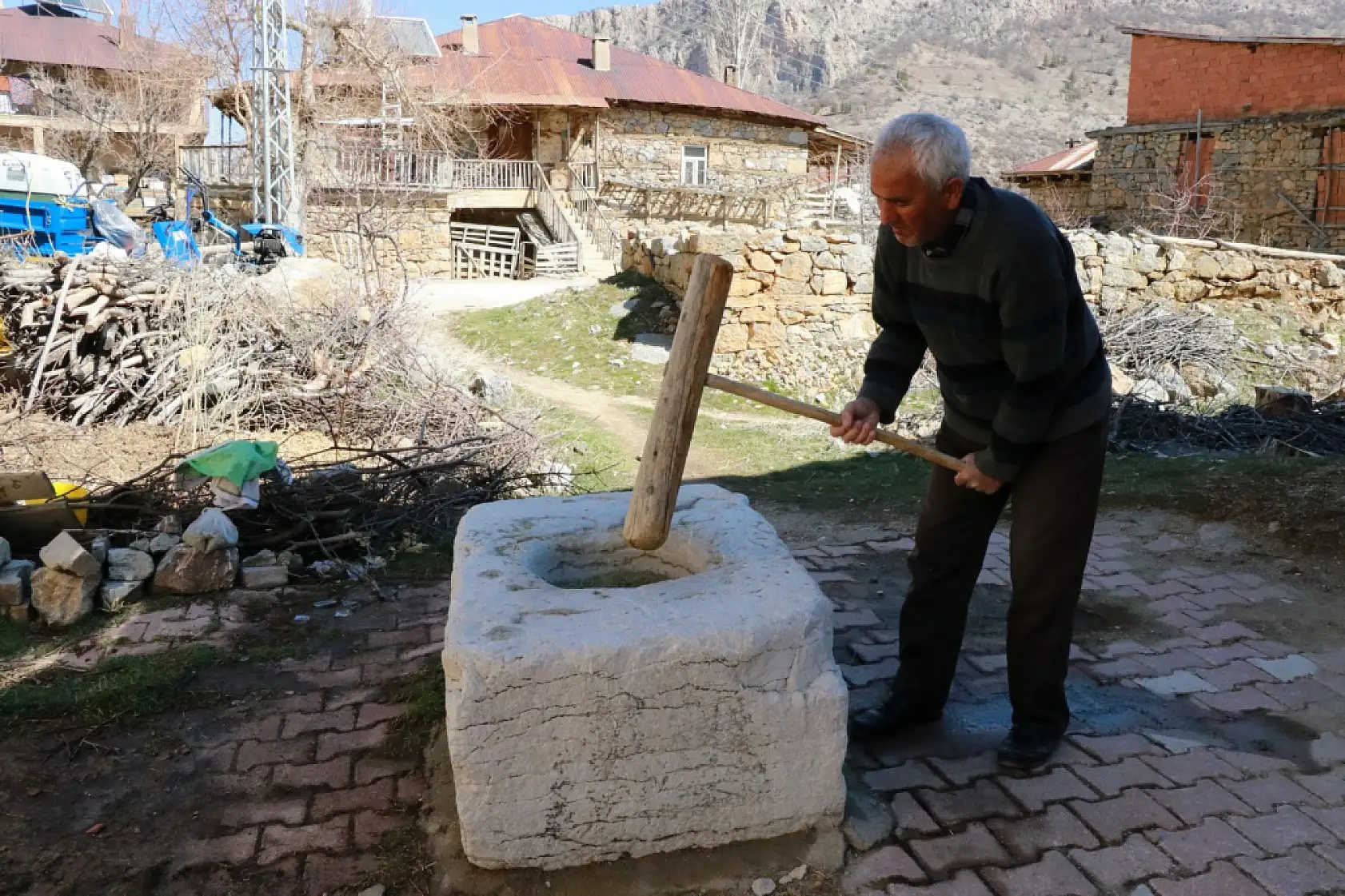 Konya'da 3 asırlık dibek geleneği sürüyor: Tokmak sesleri geçmişi bugüne taşıyor