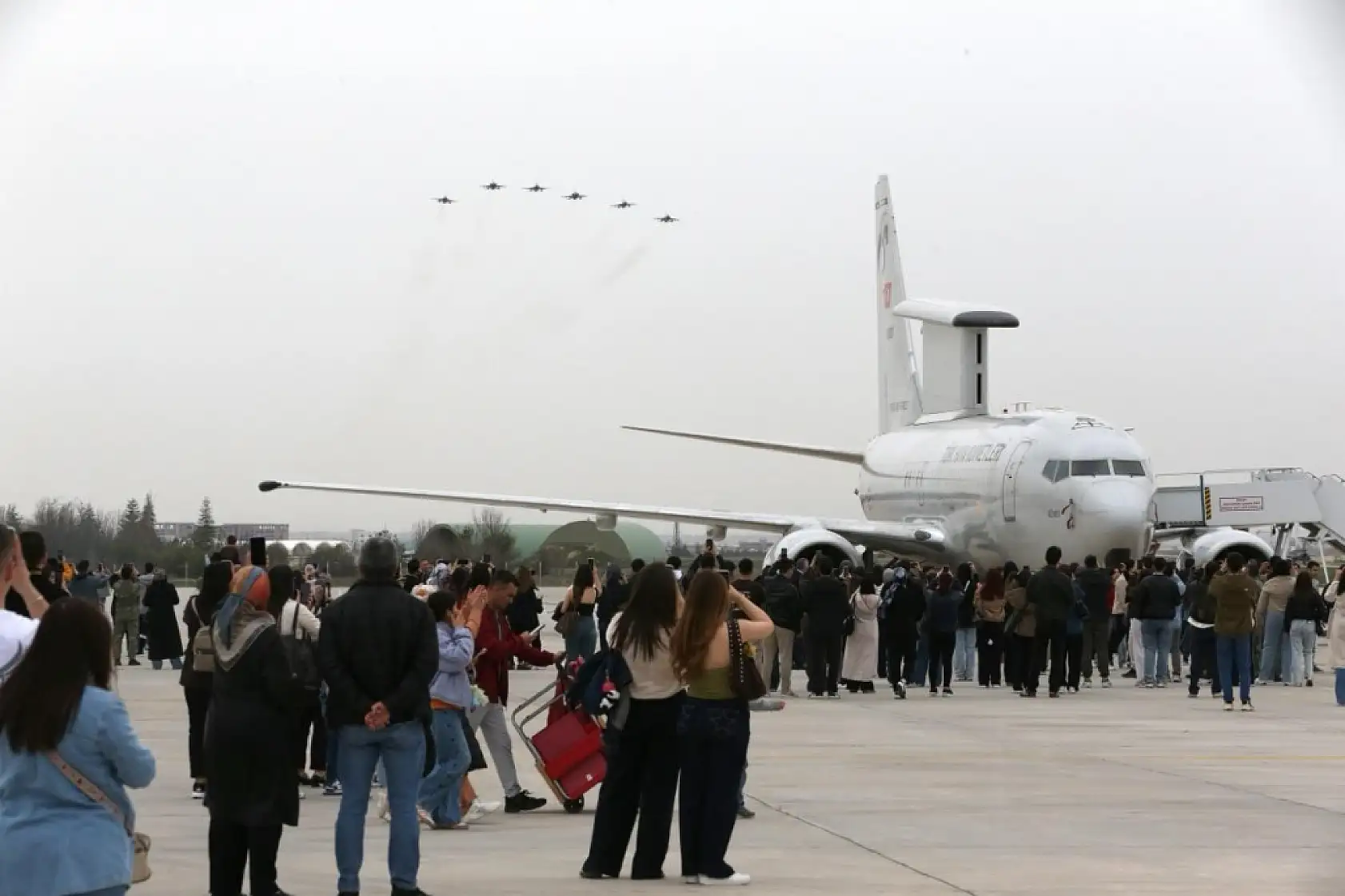 Konya'da jetler çocuklar için havalandı