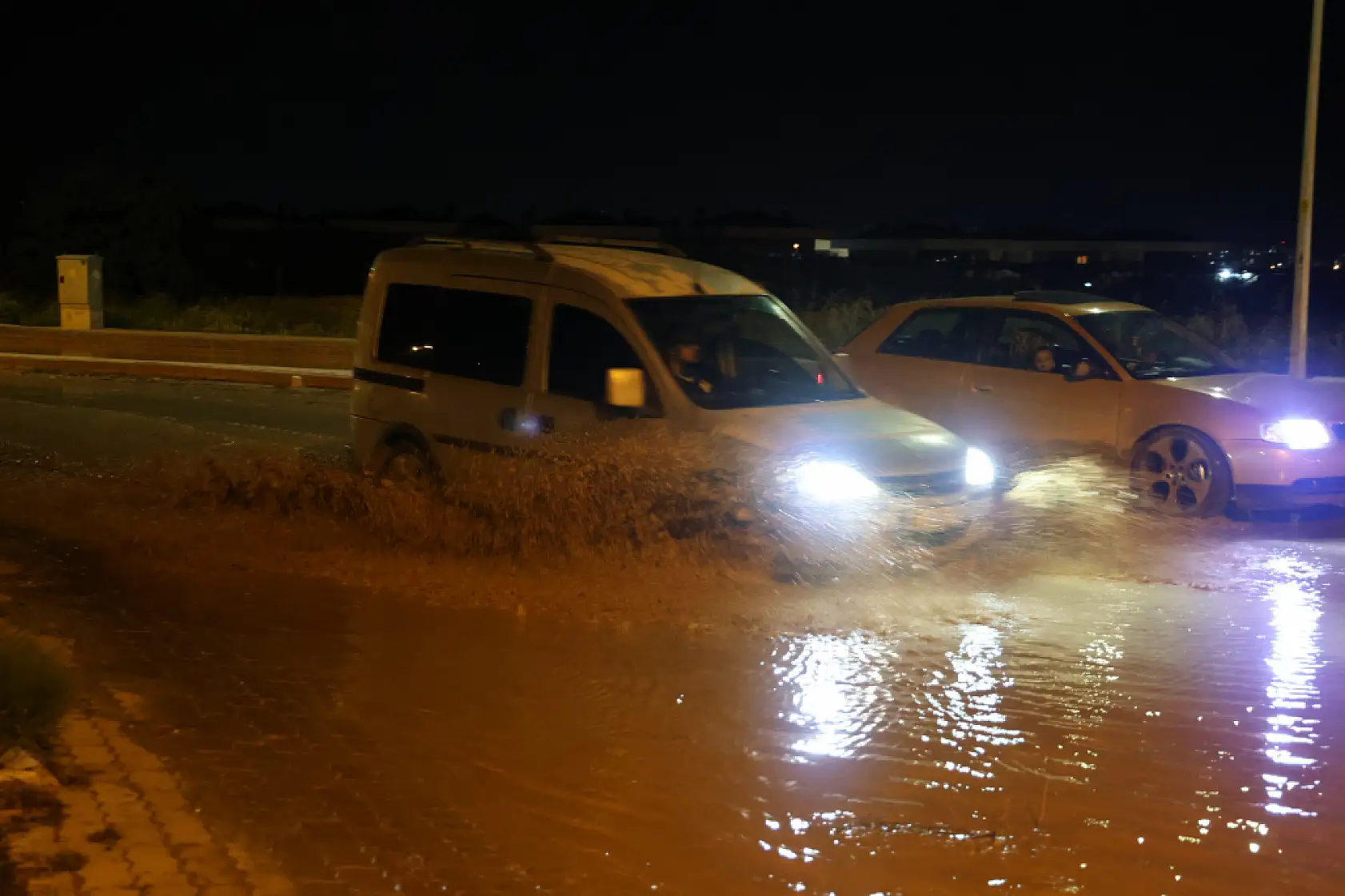 Konya'da dakikalar içinde felaket yaşandı! Dağdan inen sel her şeyi önüne kattı