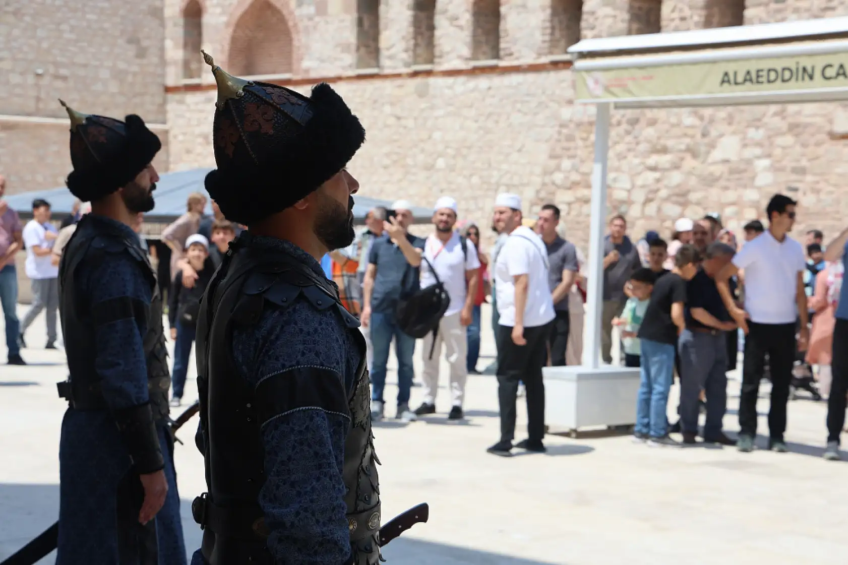 Selçuklu başkenti Konya'da tüyleri diken diken eden saygı nöbeti