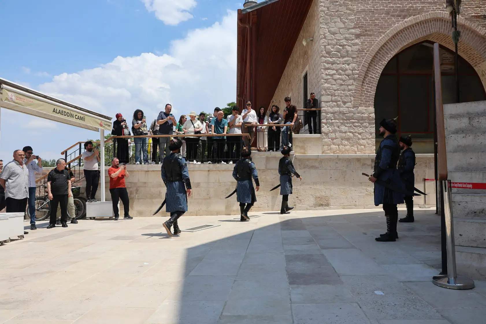 Selçuklu başkenti Konya'da tüyleri diken diken eden saygı nöbeti