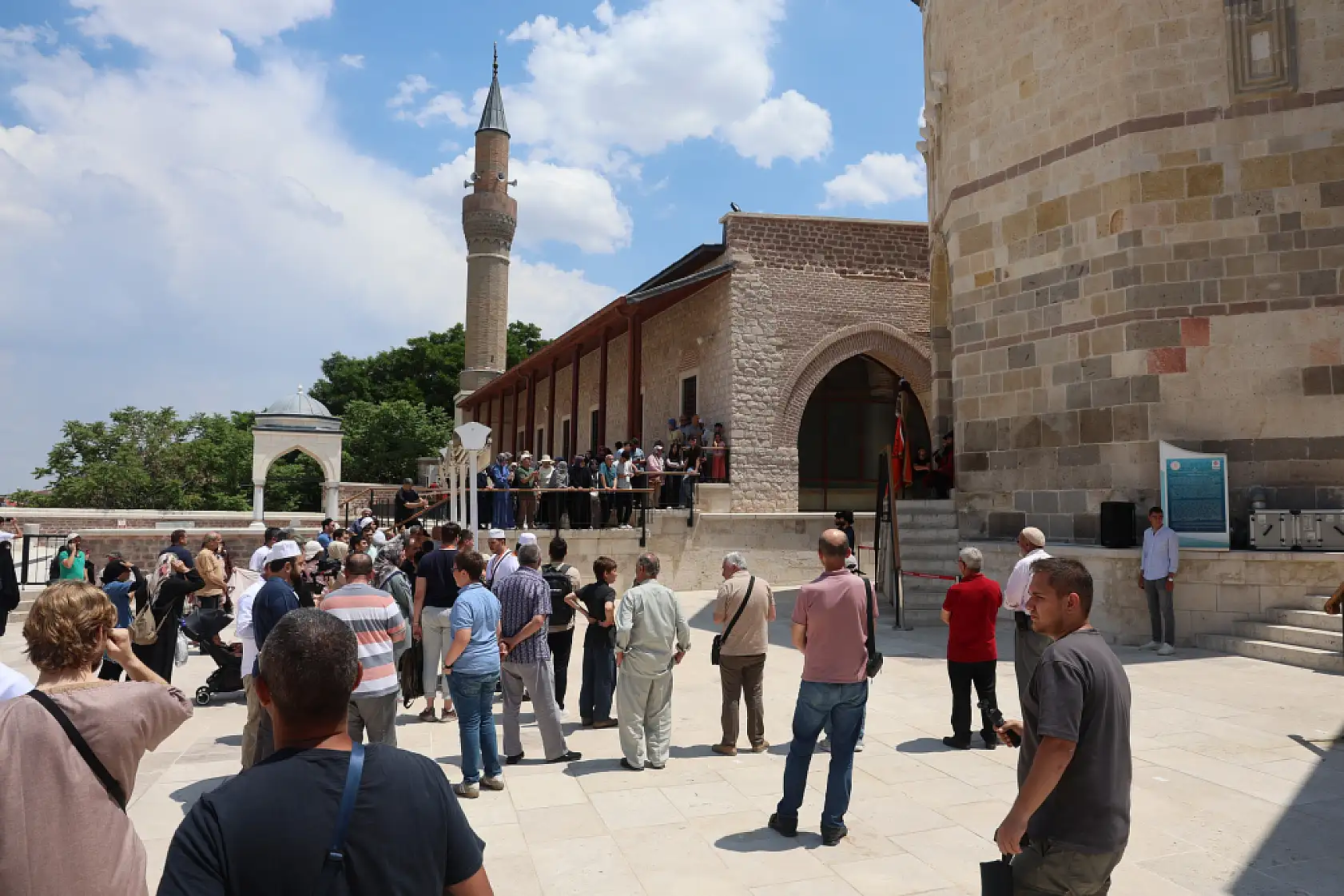 Selçuklu başkenti Konya'da tüyleri diken diken eden saygı nöbeti