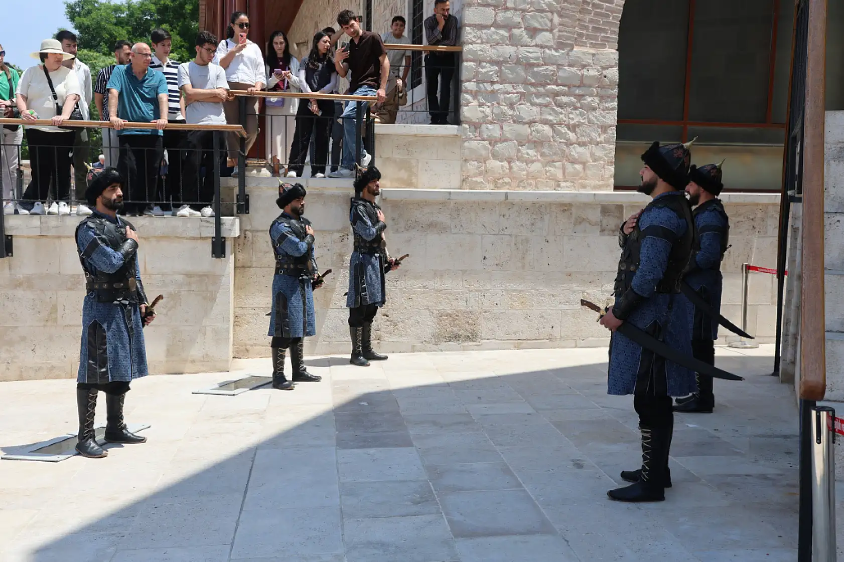 Selçuklu başkenti Konya'da tüyleri diken diken eden saygı nöbeti