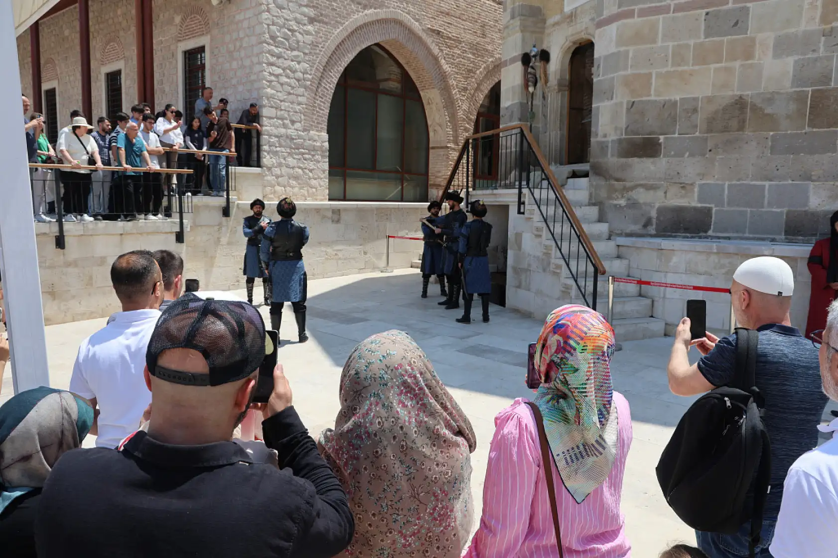 Selçuklu başkenti Konya'da tüyleri diken diken eden saygı nöbeti