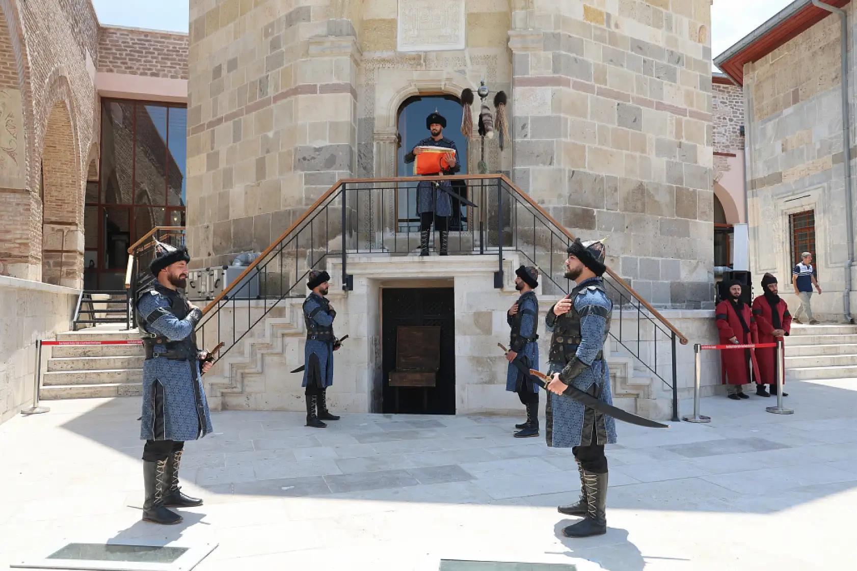 Selçuklu başkenti Konya'da tüyleri diken diken eden saygı nöbeti
