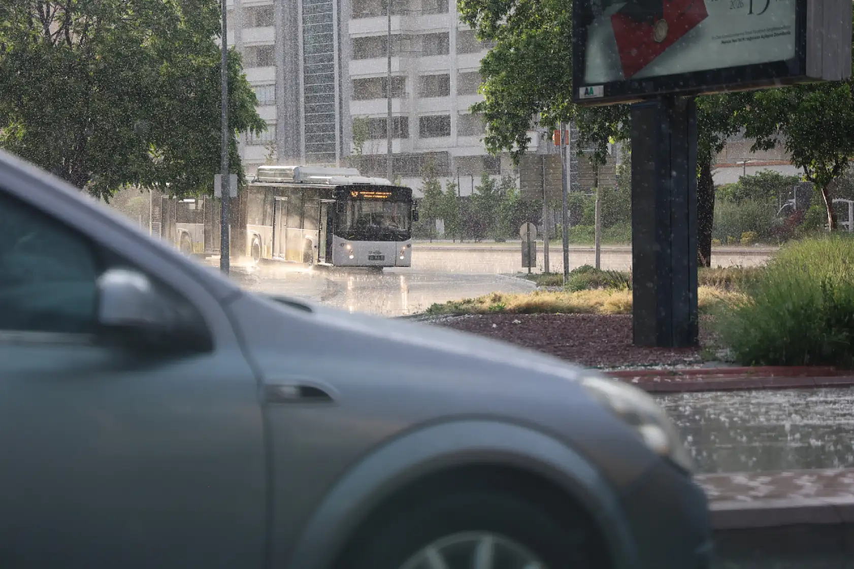 Konya'da aniden bastırdı! Sürücüler trafikte zor anlar yaşadı