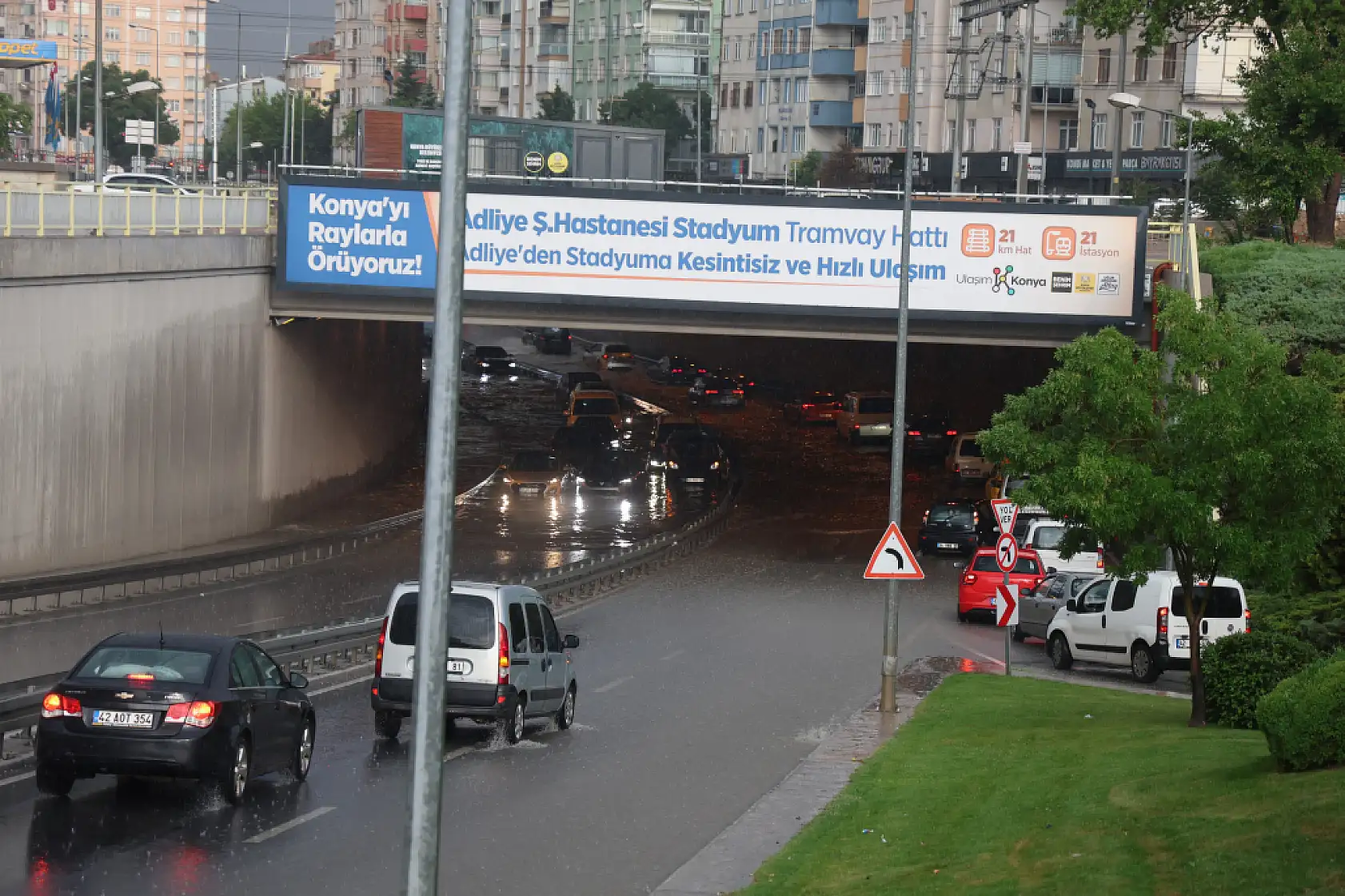 Konya'da aniden bastırdı! Sürücüler trafikte zor anlar yaşadı