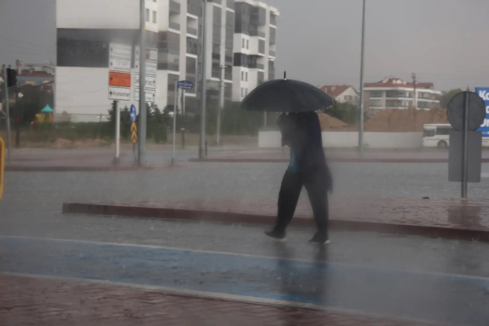 Konya'da aniden bastırdı! Sürücüler trafikte zor anlar yaşadı