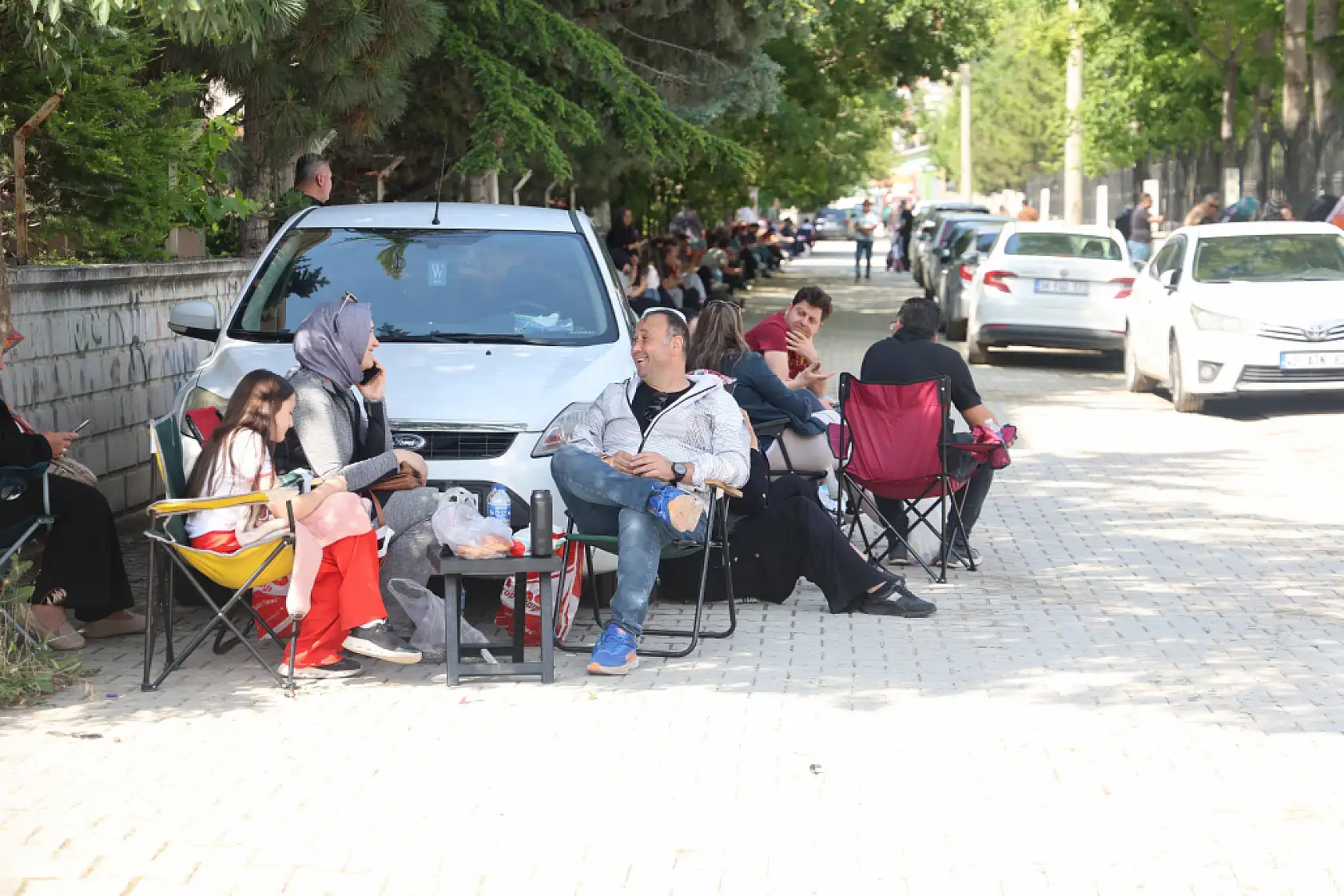 Konya'da öğrenciler sınavda, veliler kampta