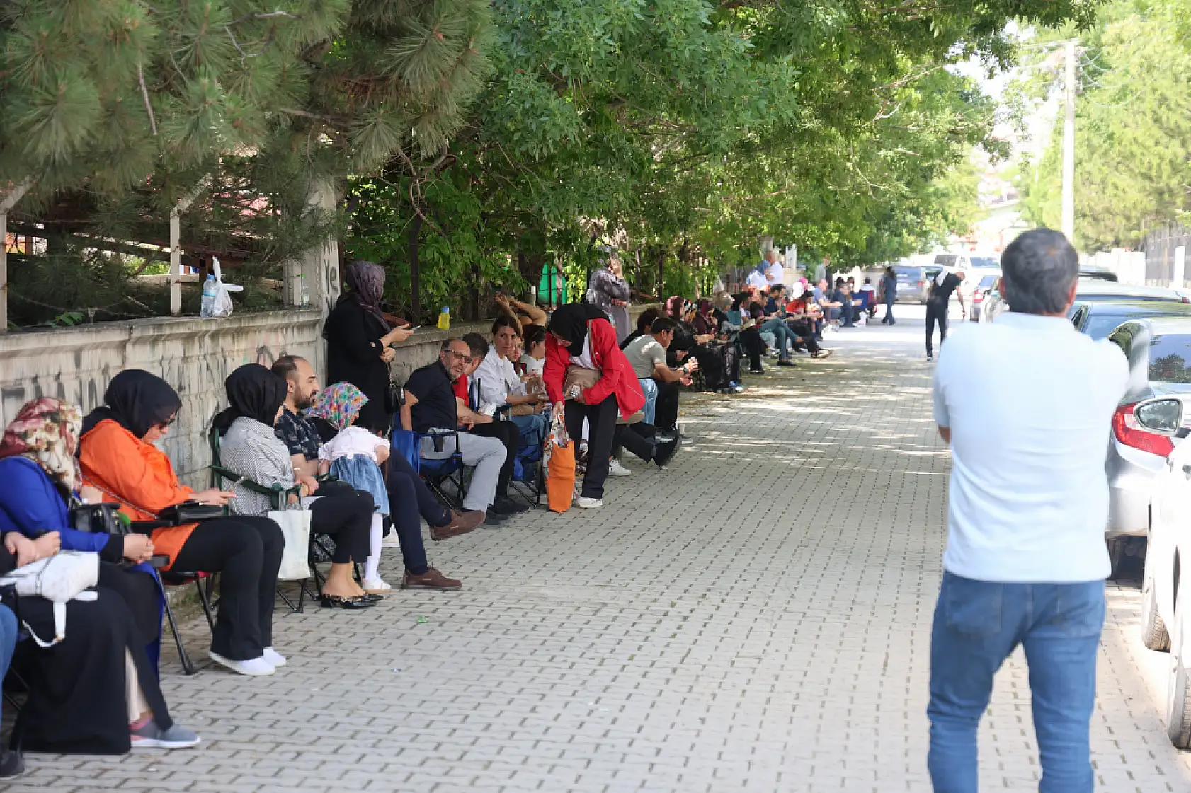 Konya'da öğrenciler sınavda, veliler kampta