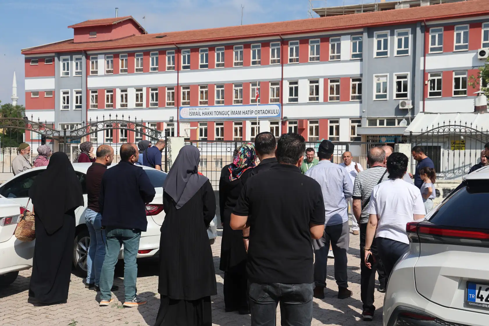 Konya'da öğrenciler sınavda, veliler kampta