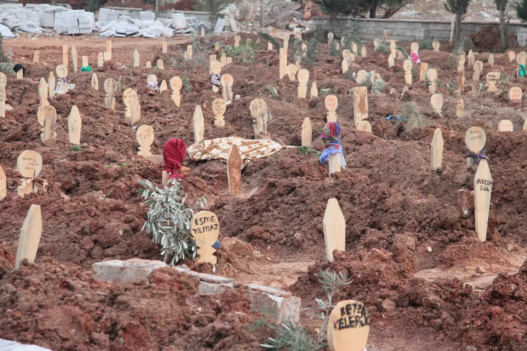 Yarım kalan hayatlar mezar taşlarına yansıdı