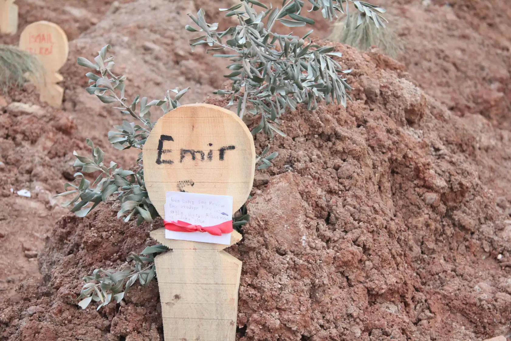 Yarım kalan hayatlar mezar taşlarına yansıdı