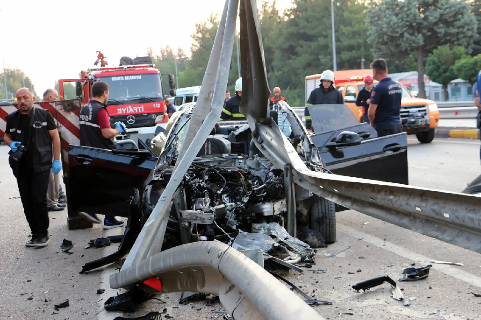 Bariyerlere çarpan otomobil ikiye bölündü: 34 yaşındaki sürücü öldü