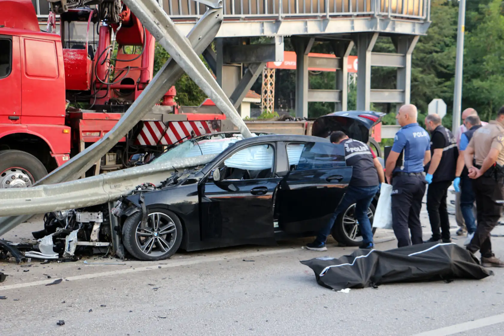 Bariyerlere çarpan otomobil ikiye bölündü: 34 yaşındaki sürücü öldü