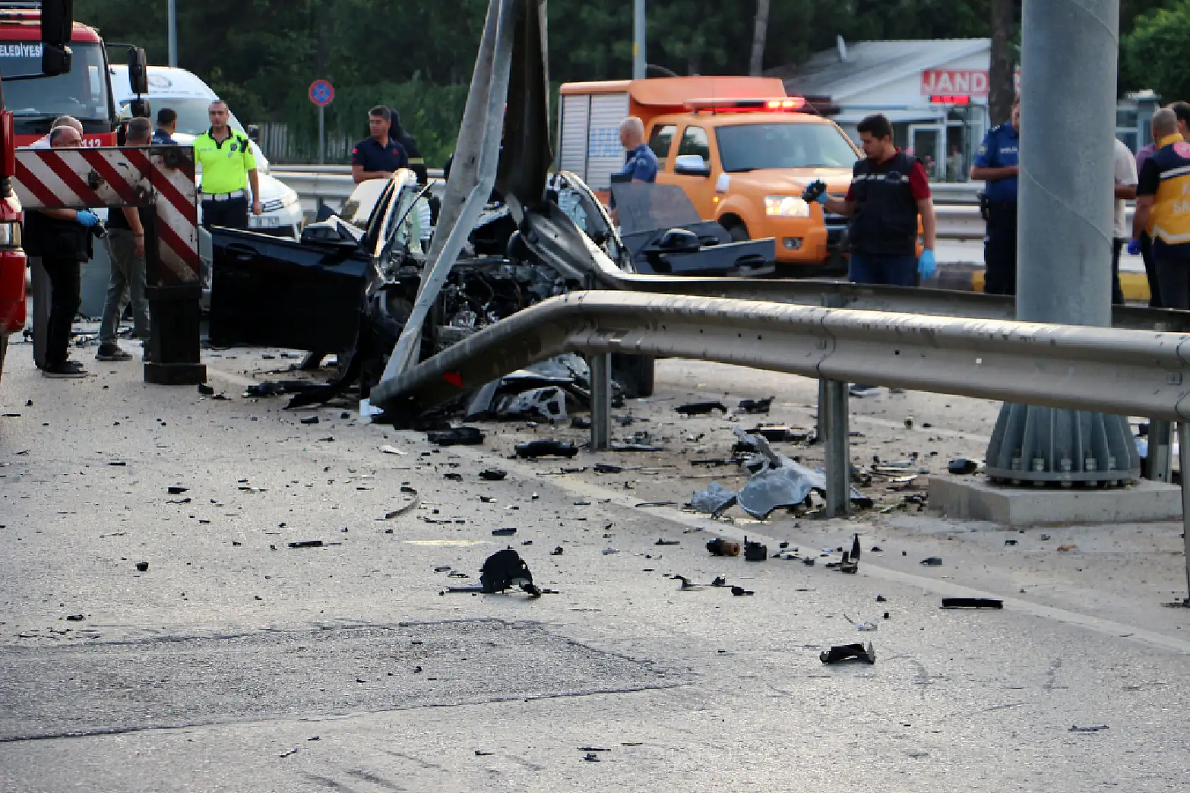 Bariyerlere çarpan otomobil ikiye bölündü: 34 yaşındaki sürücü öldü