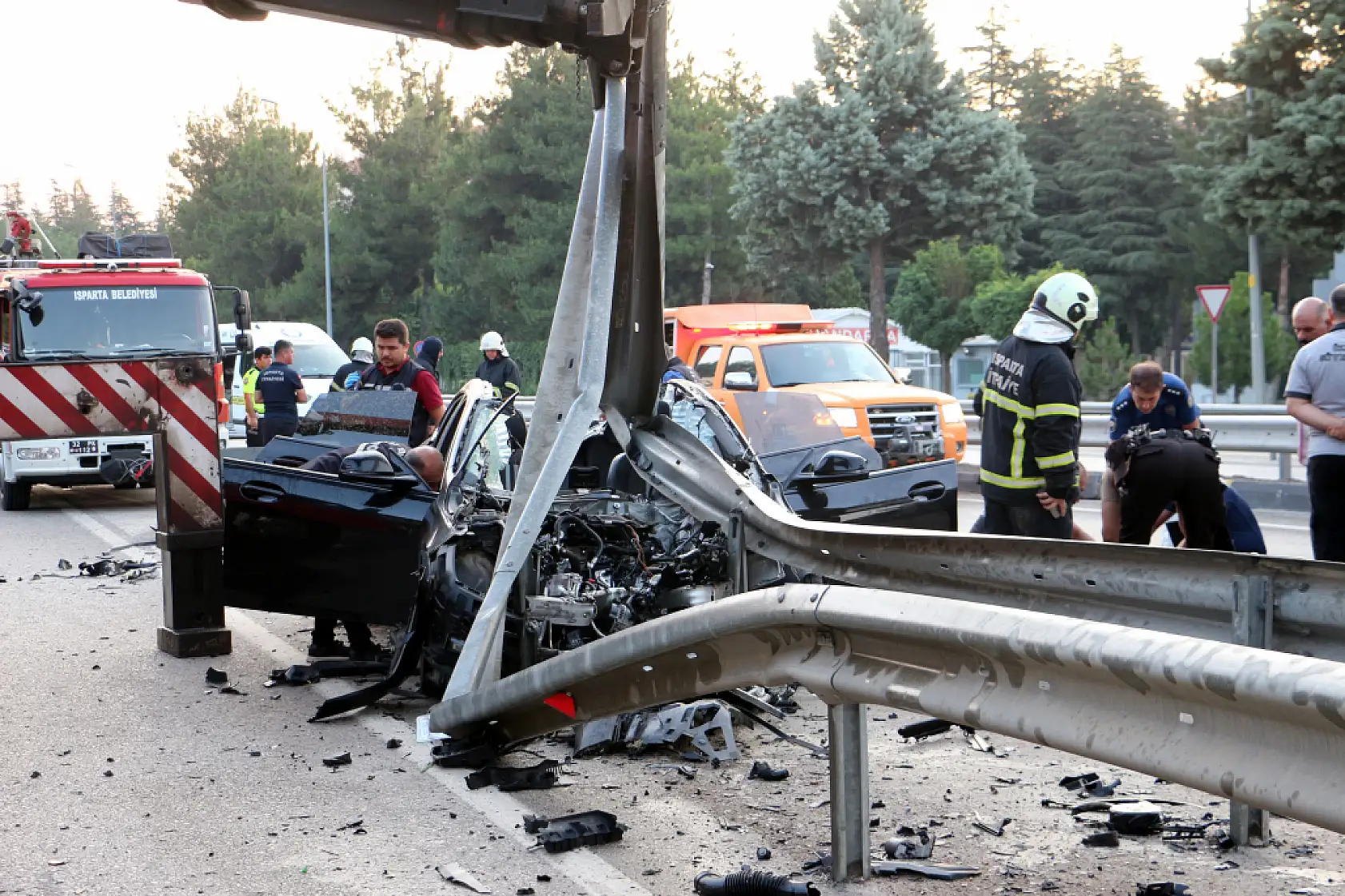 Bariyerlere çarpan otomobil ikiye bölündü: 34 yaşındaki sürücü öldü