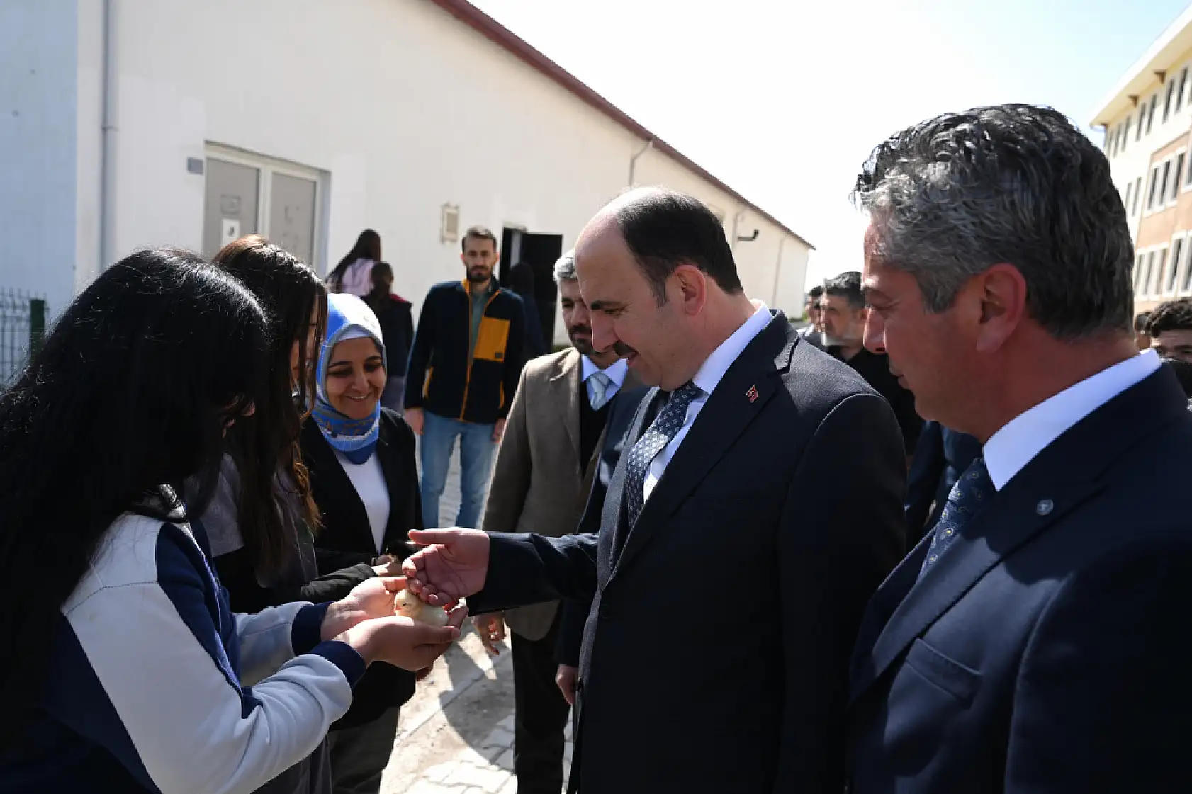 Kapısından giren büyüleniyor! Konya'daki o okula milletvekilinden tam not