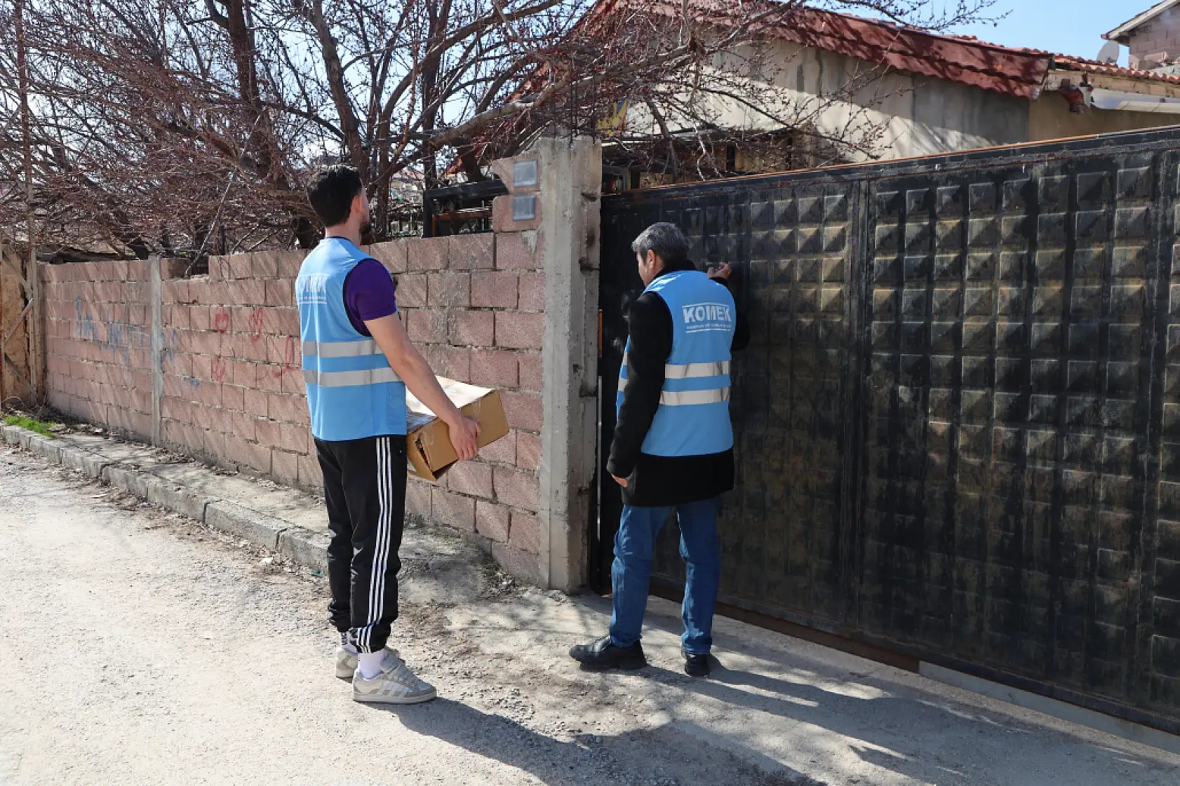 KOMEK gönüllüleri sahada: Bayramlık, gıda ve eğitim desteği bir arada