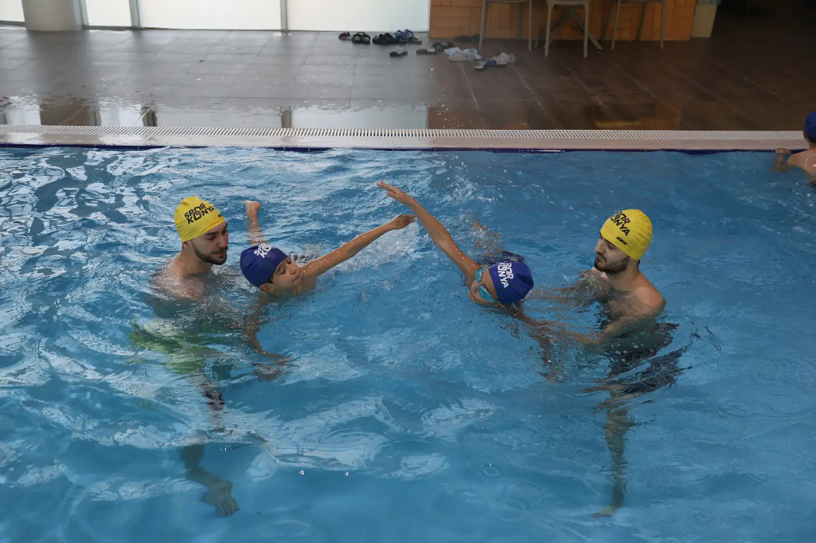 Konya'da hayat kurtaran eğitim: On binlerce çocuk yüzme öğreniyor