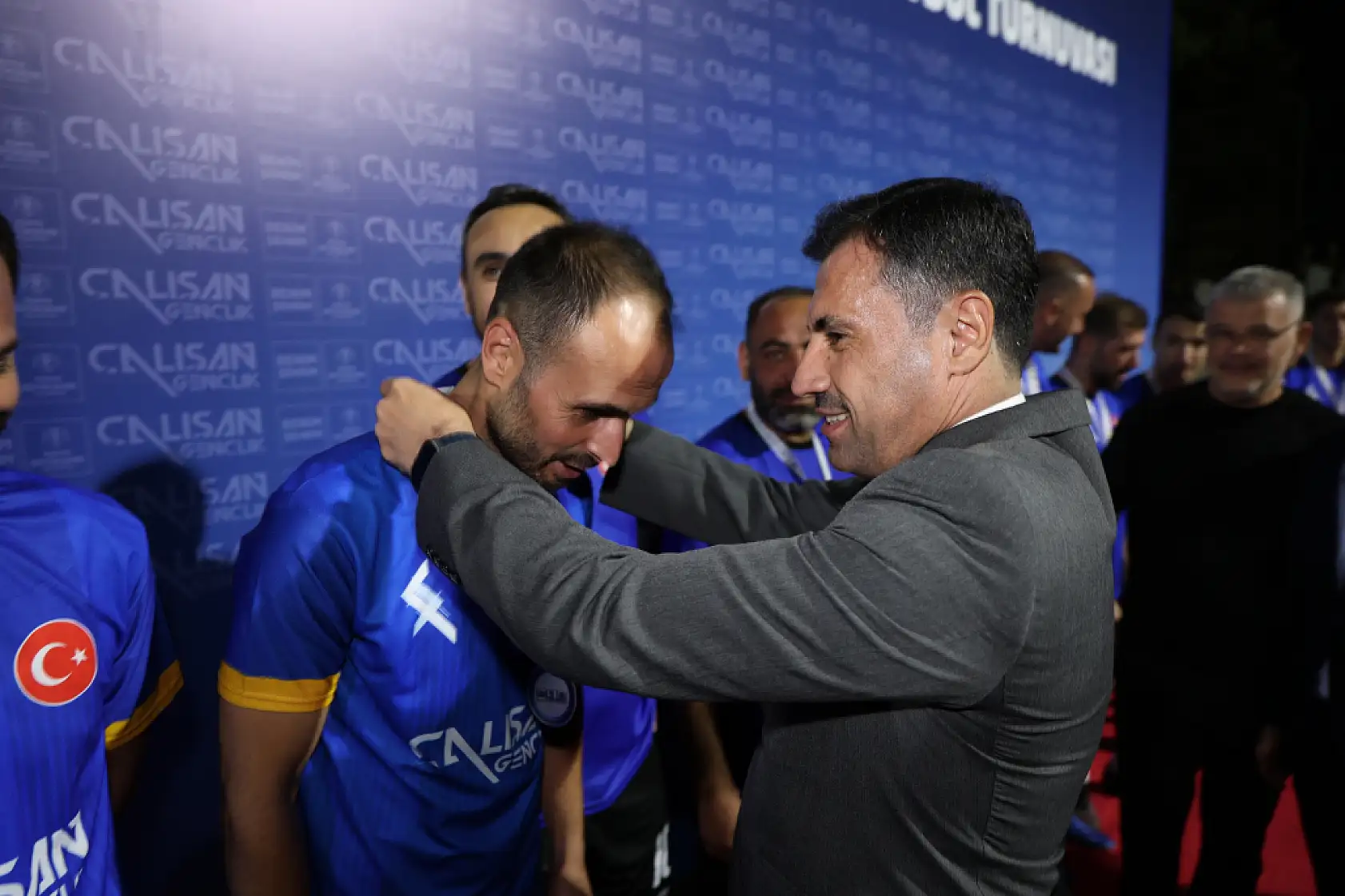 Konya'da şampiyon gençlere Konyasporlu futbolculardan kupa sürprizi