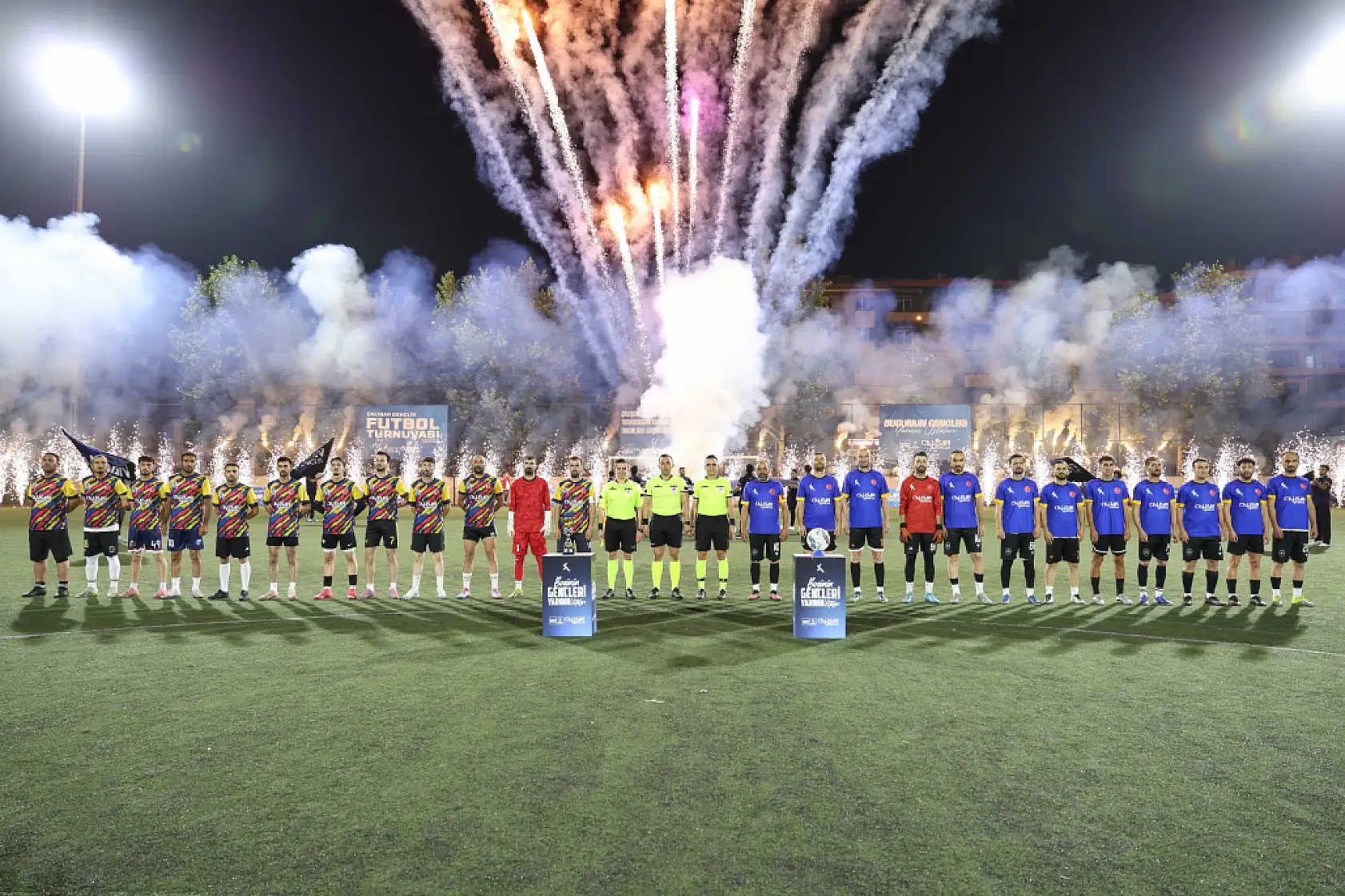 Konya'da şampiyon gençlere Konyasporlu futbolculardan kupa sürprizi