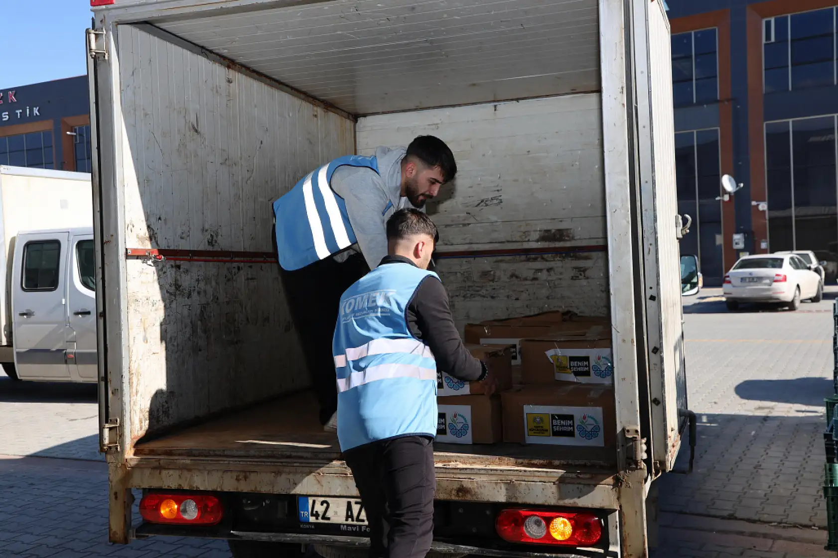 KOMEK gönüllüleri sahada: Bayramlık, gıda ve eğitim desteği bir arada