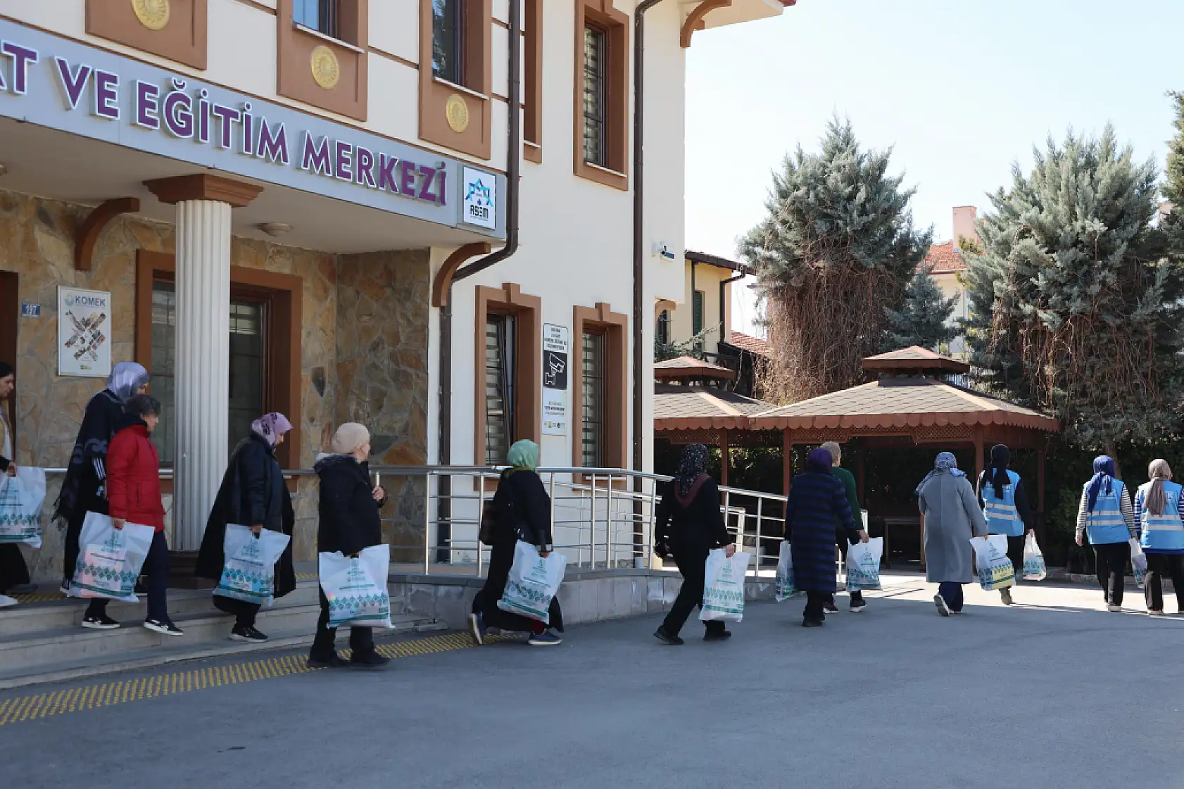 KOMEK gönüllüleri sahada: Bayramlık, gıda ve eğitim desteği bir arada