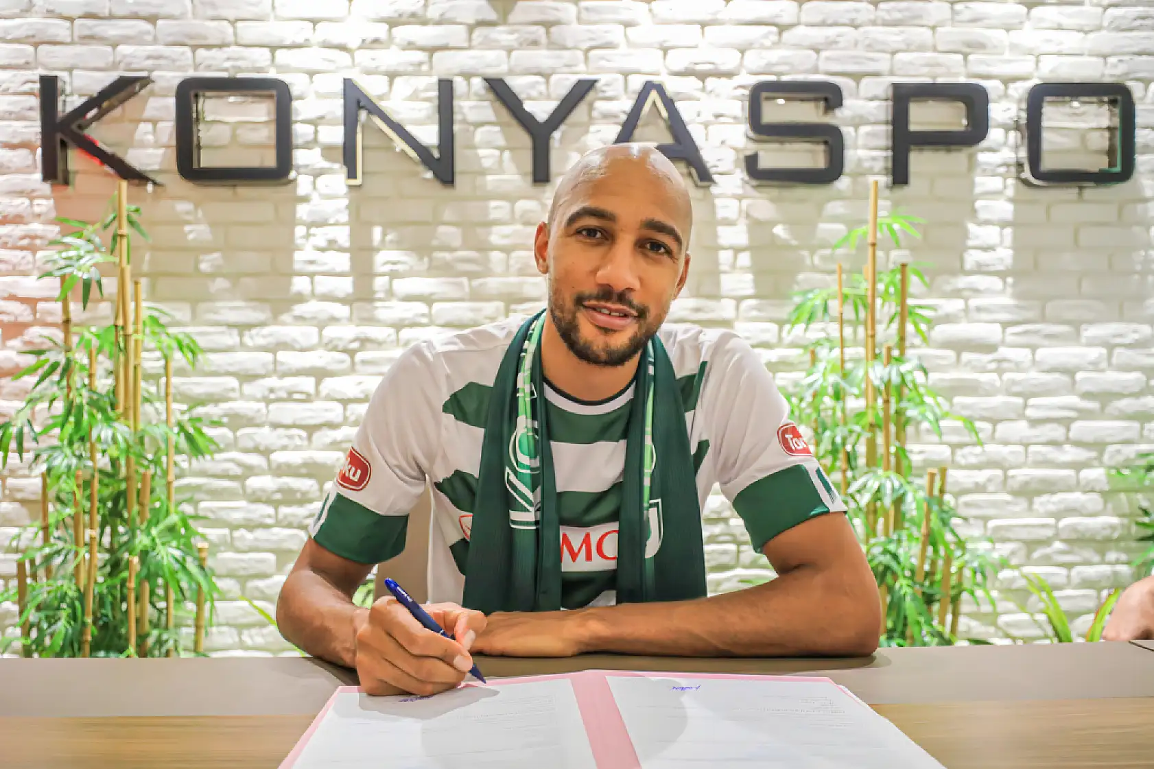 Konyaspor Steven Nzonzi'yi resmen açıkladı