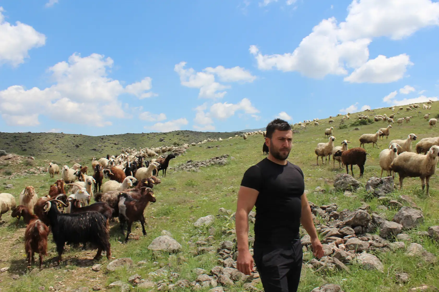 Üniformayı çıkarıp dağın eteğinde servet kurdu