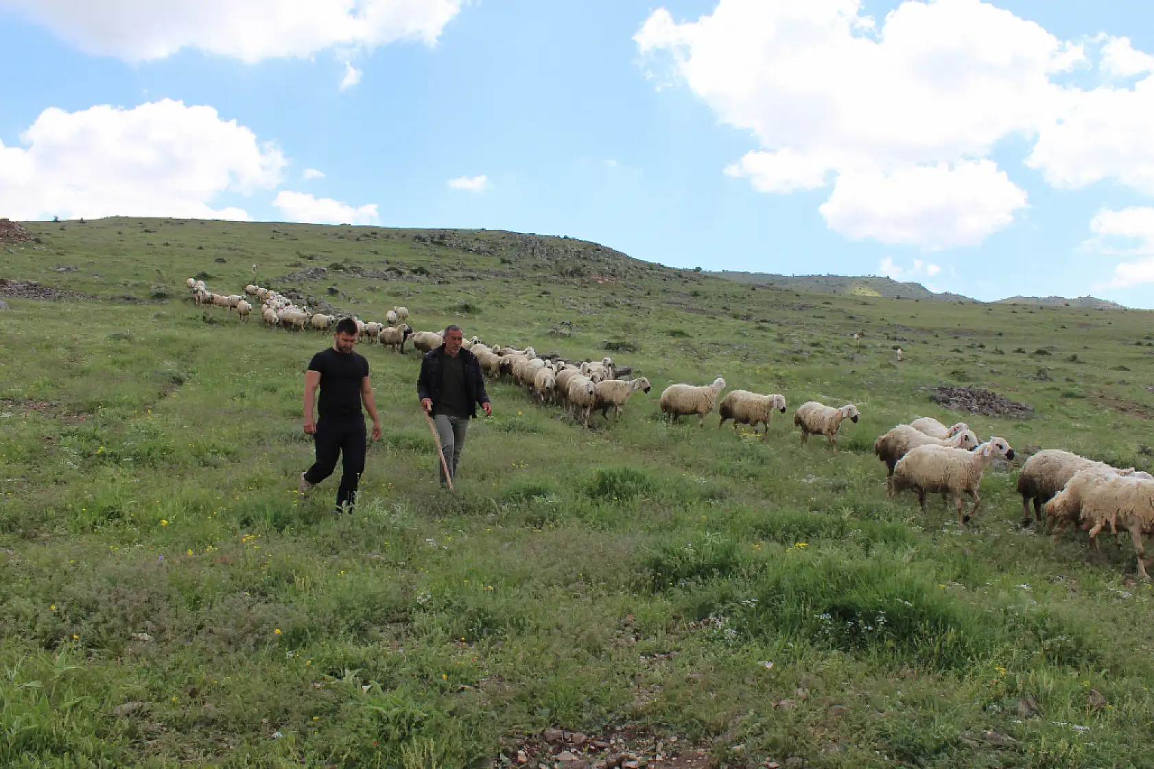 Üniformayı çıkarıp dağın eteğinde servet kurdu