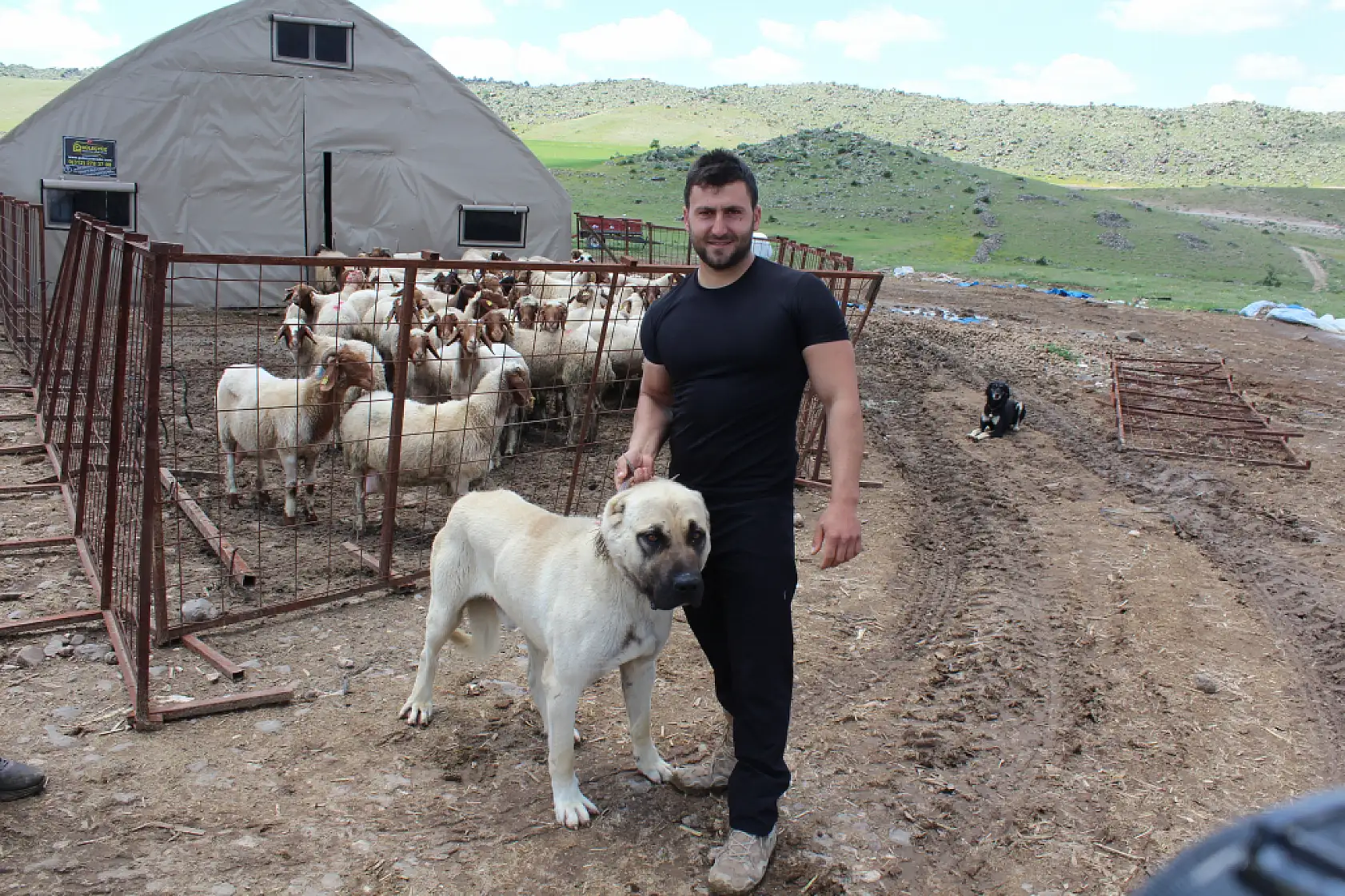 Üniformayı çıkarıp dağın eteğinde servet kurdu