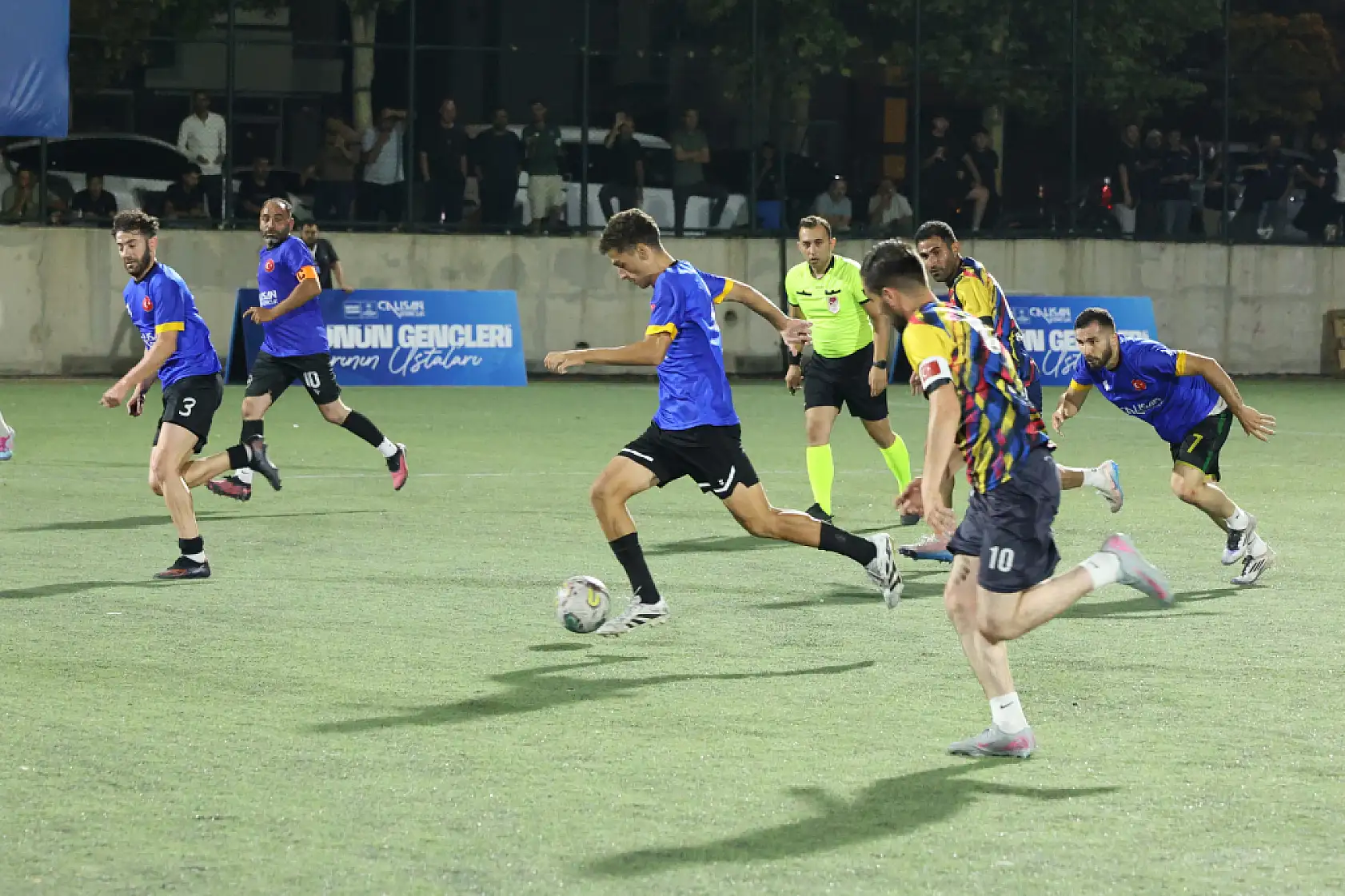 Konya'da şampiyon gençlere Konyasporlu futbolculardan kupa sürprizi