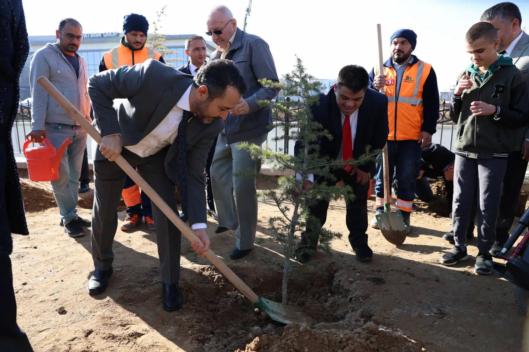 Engeller Konya'da aşıldı: Öğrenciler geleceğe fidan bıraktı