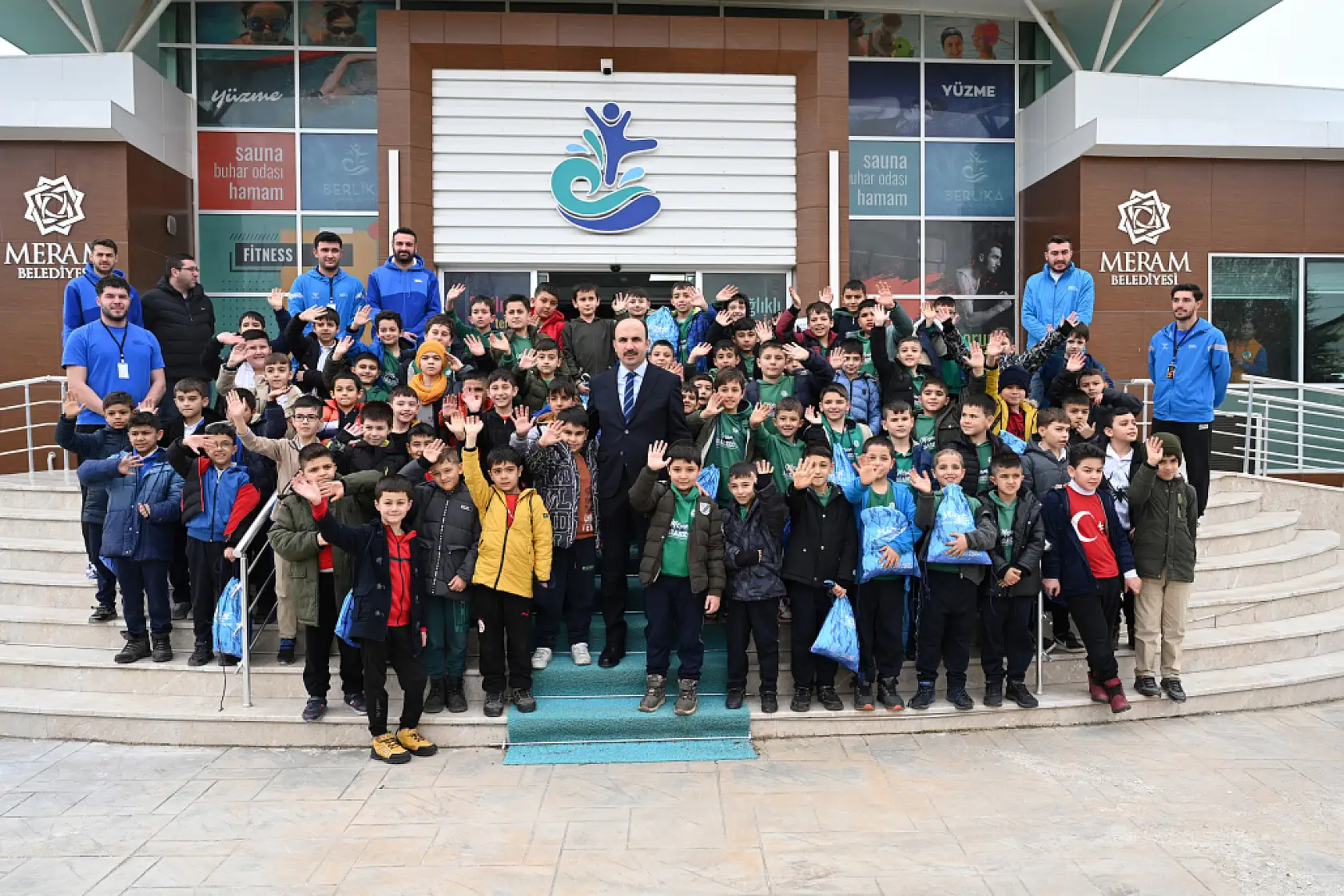 Denizi olmayan Konya'da binlerce çocuk yüzmeyi öğreniyor