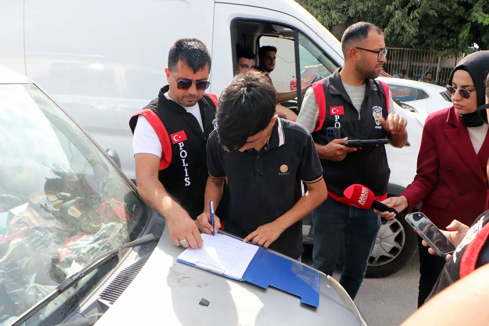 32 derece sıcaklıkta can pazarı: Çocuklar ölüm kanalına girdi