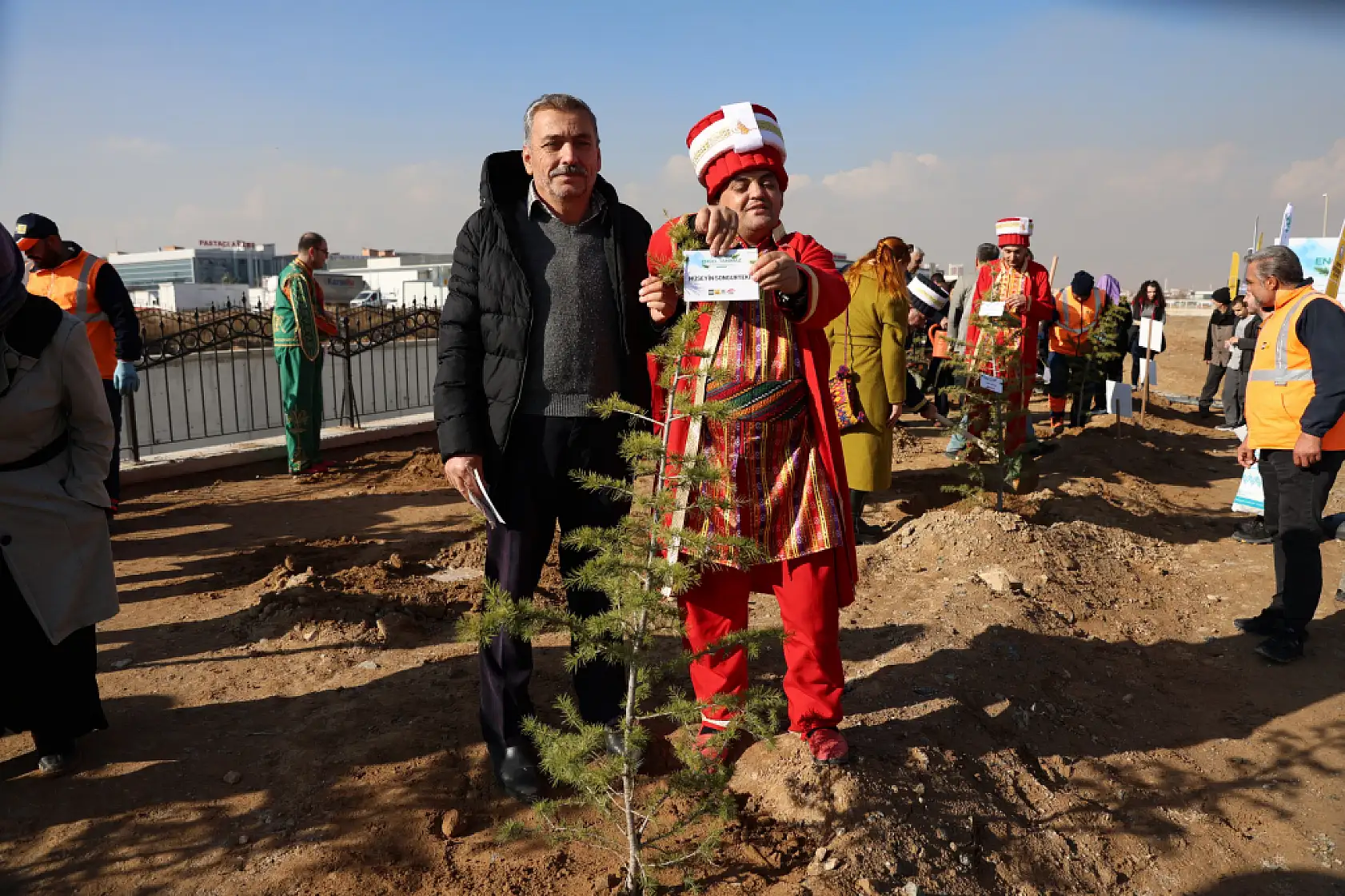 Engeller Konya'da aşıldı: Öğrenciler geleceğe fidan bıraktı