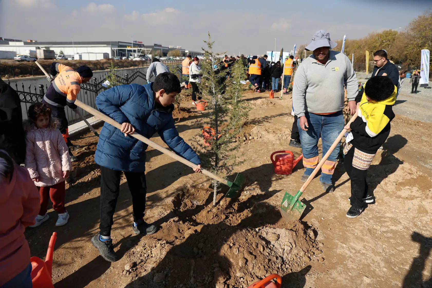 Engeller Konya'da aşıldı: Öğrenciler geleceğe fidan bıraktı