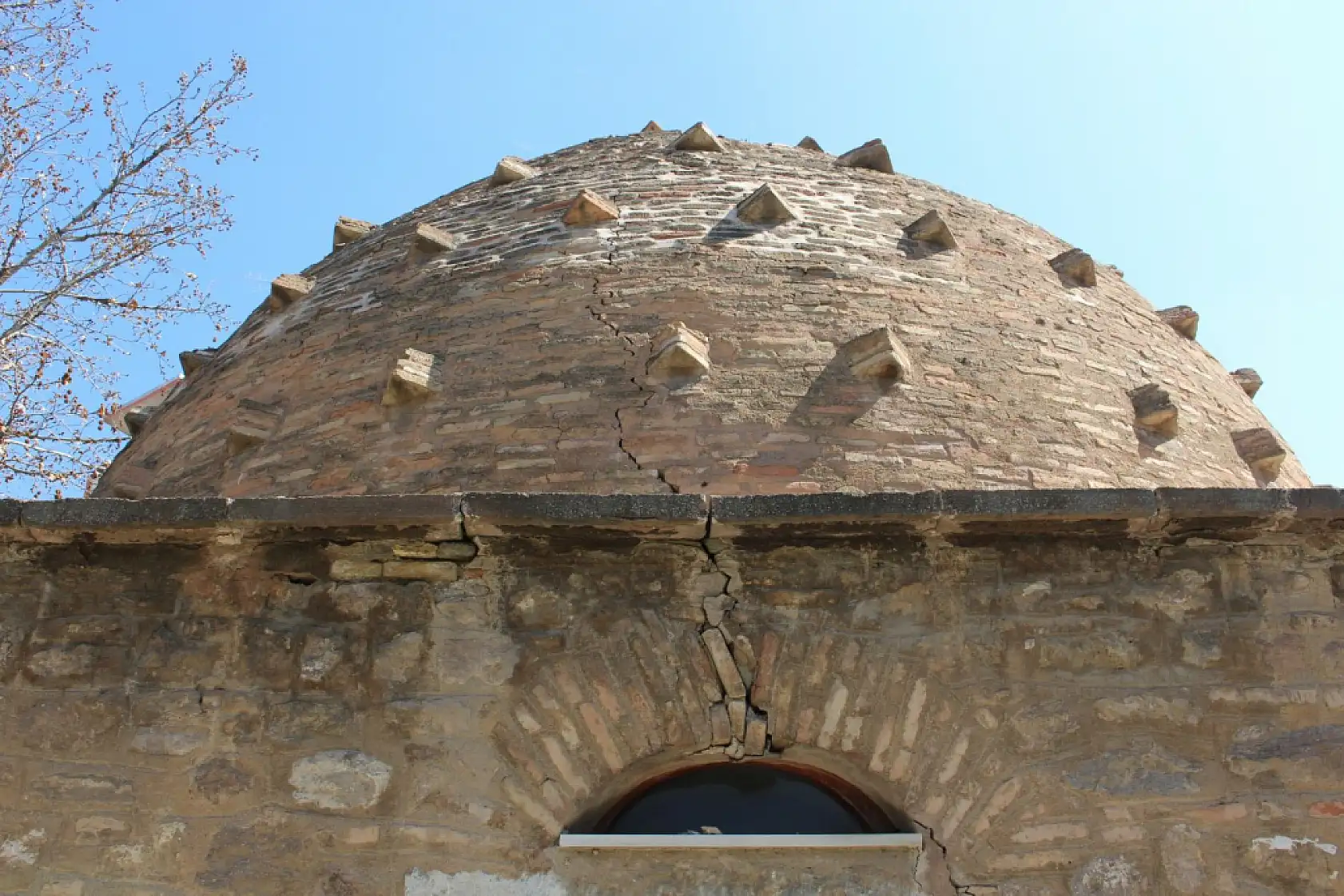 Konya'da Turgutoğlu Türbesi virane durumda