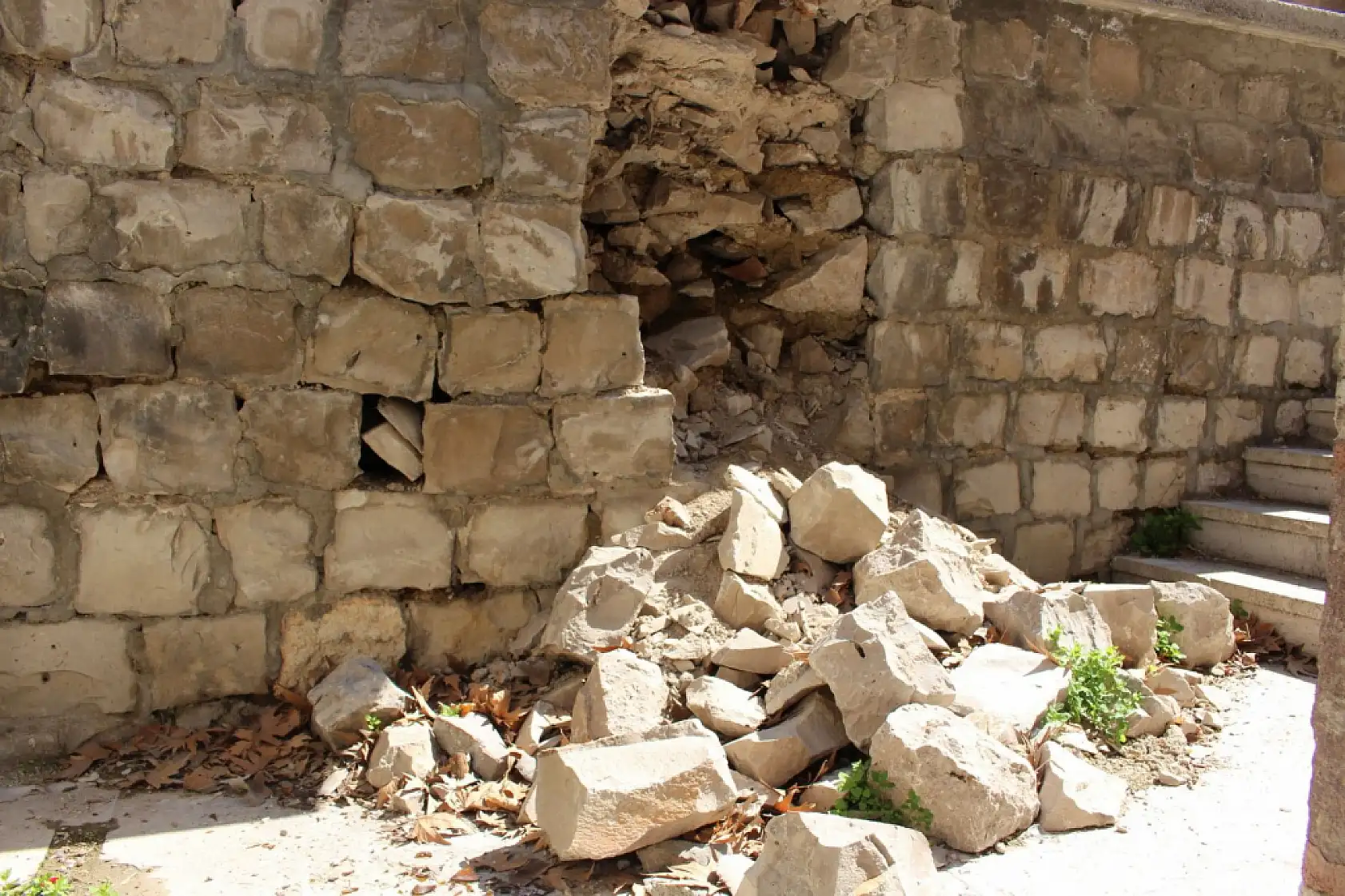 Konya'da Turgutoğlu Türbesi virane durumda